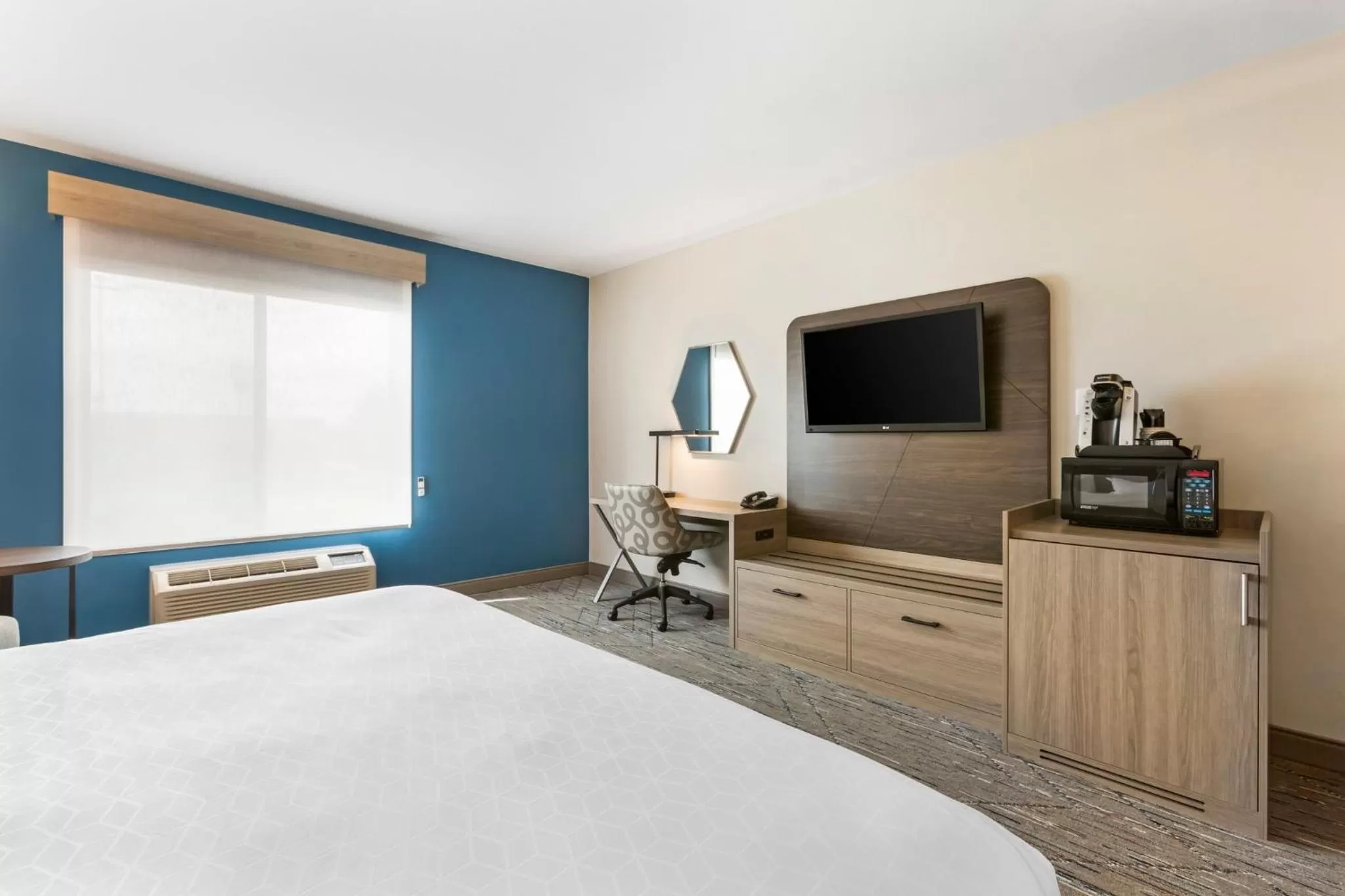 Photo of the whole room, Bed in Holiday Inn Express Belgrade-Bozeman Area by IHG