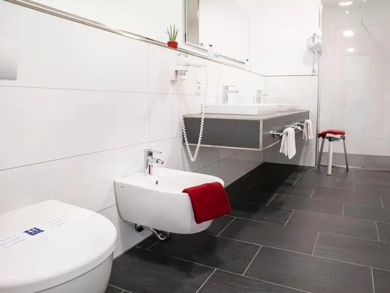 Bathroom in Hennedamm Hotel