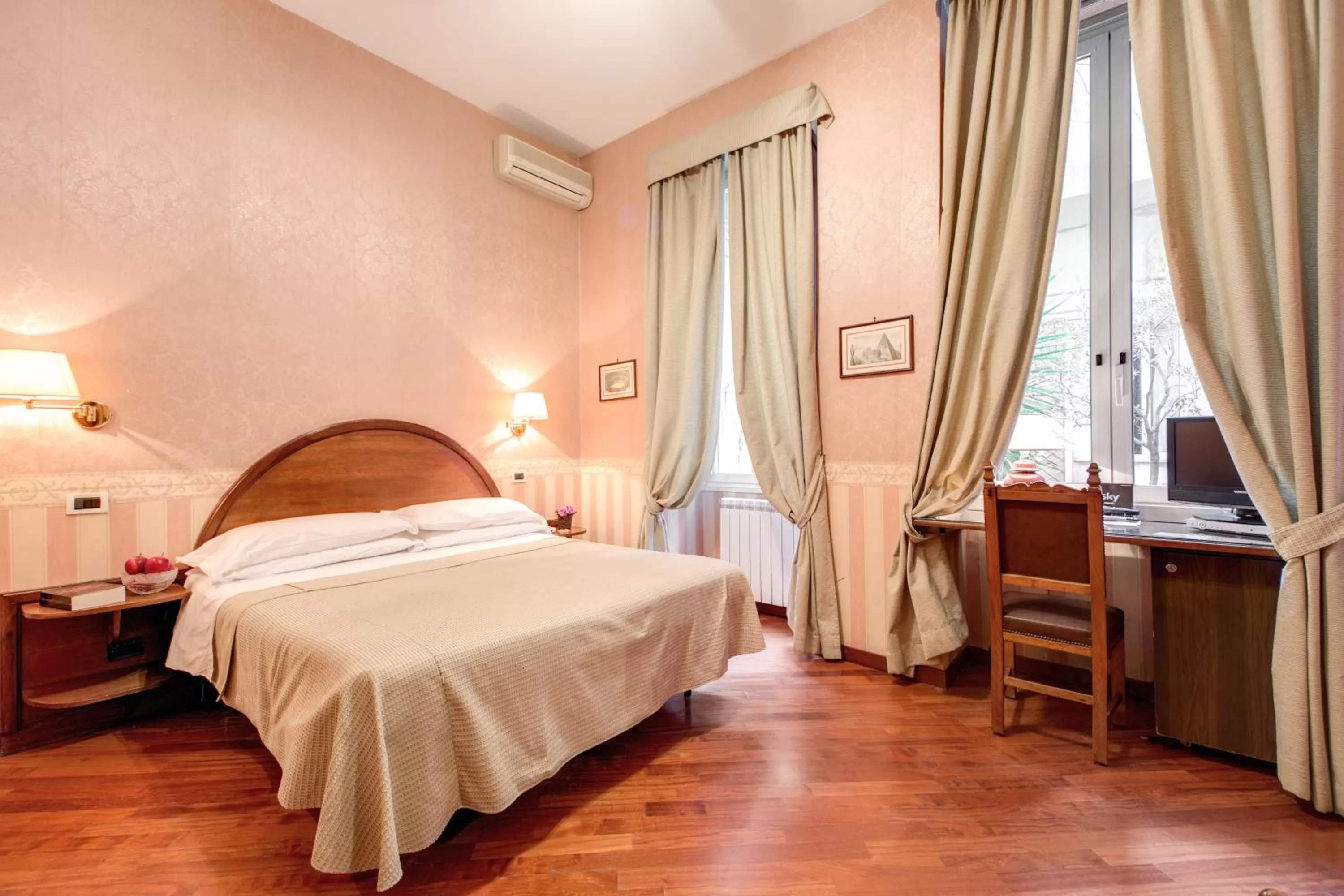 Bedroom, Bed in Hotel St. Moritz