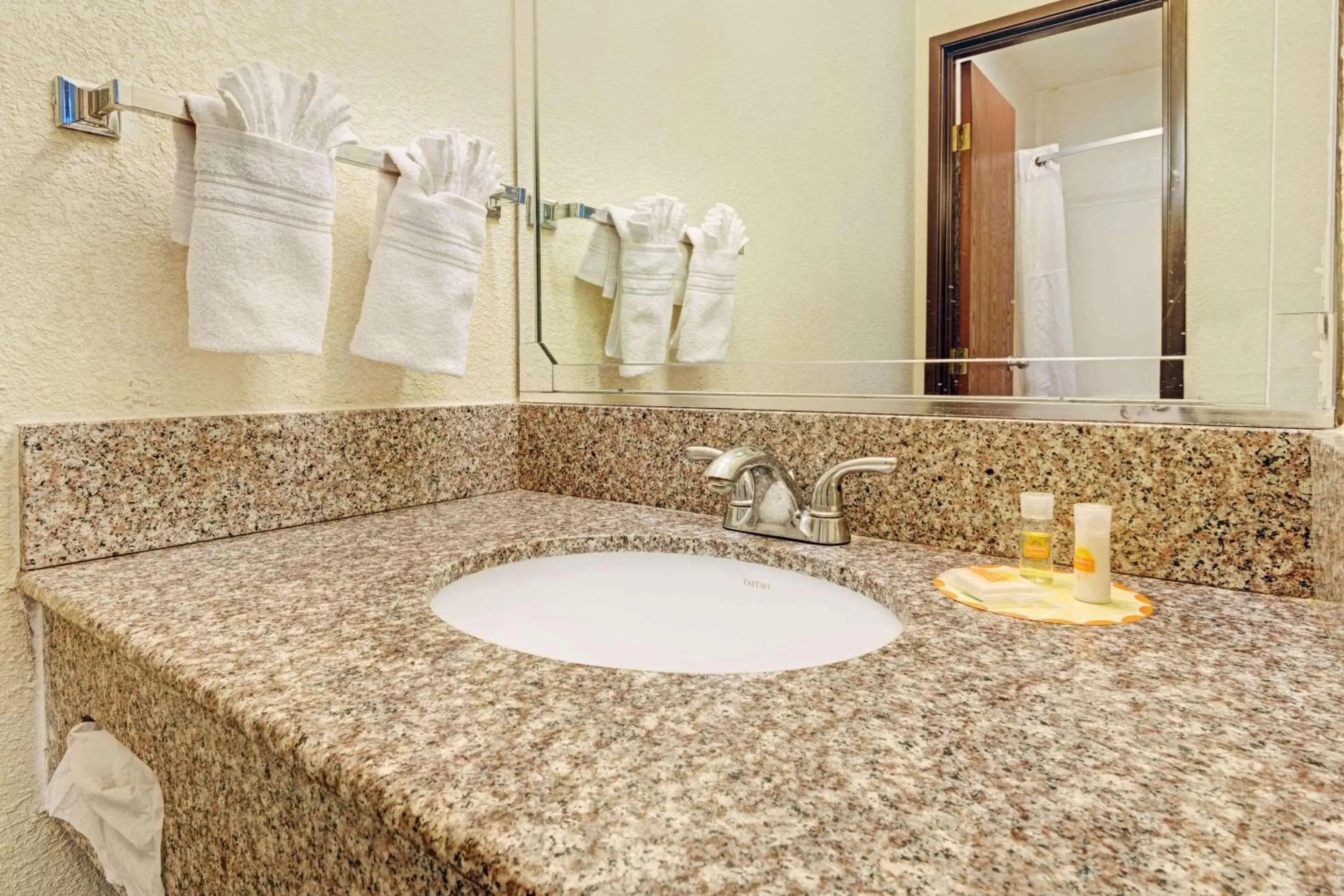 1 Double Bed, Mobility Accessible Room, Smoking in Days Inn by Wyndham Espanola 1 Double Bed, Mobility Accessible Room, Smoking in Days Inn by Wyndham Espanola