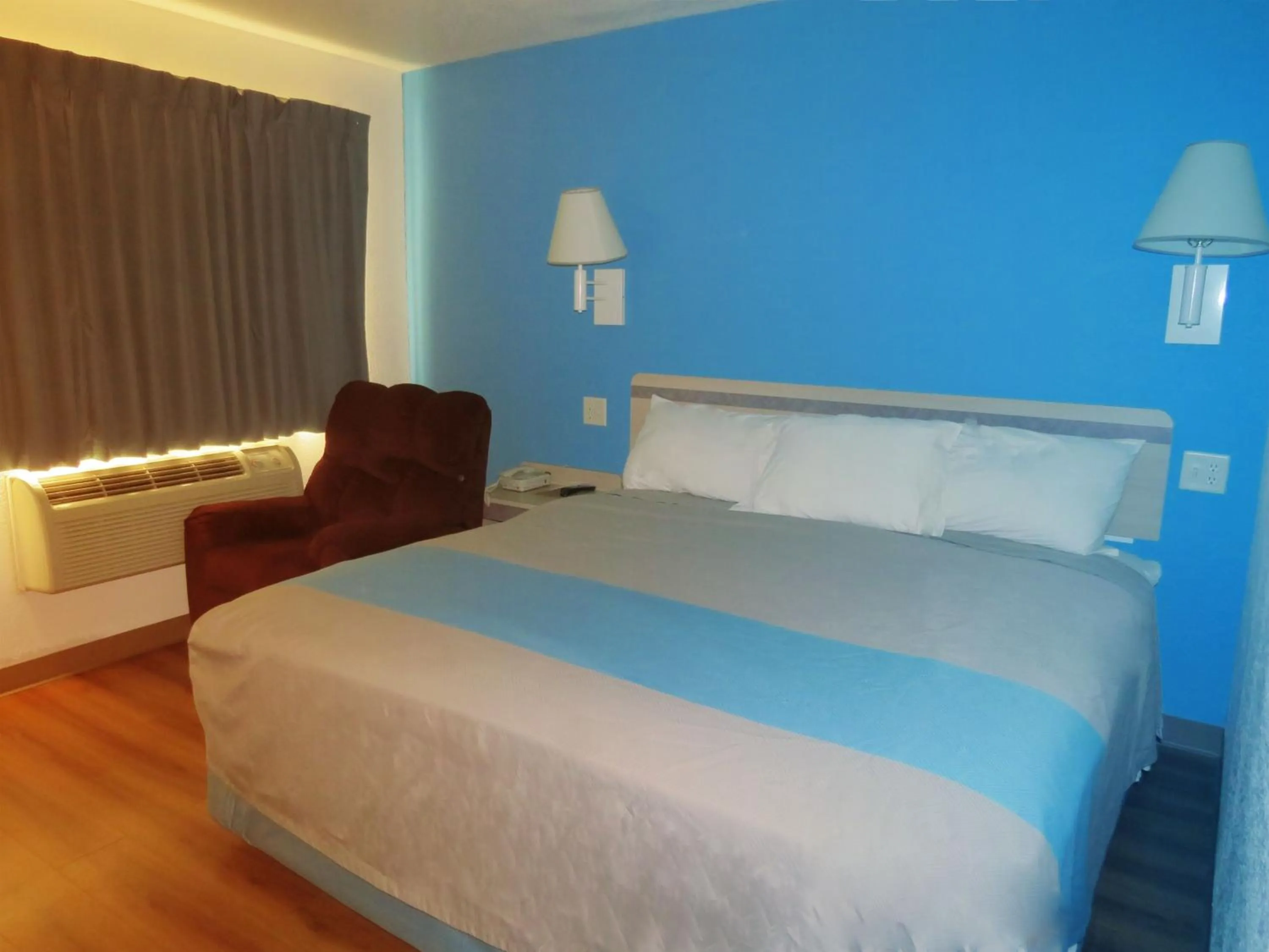 Bedroom, Bed in Motel 6-Mitchell, SD