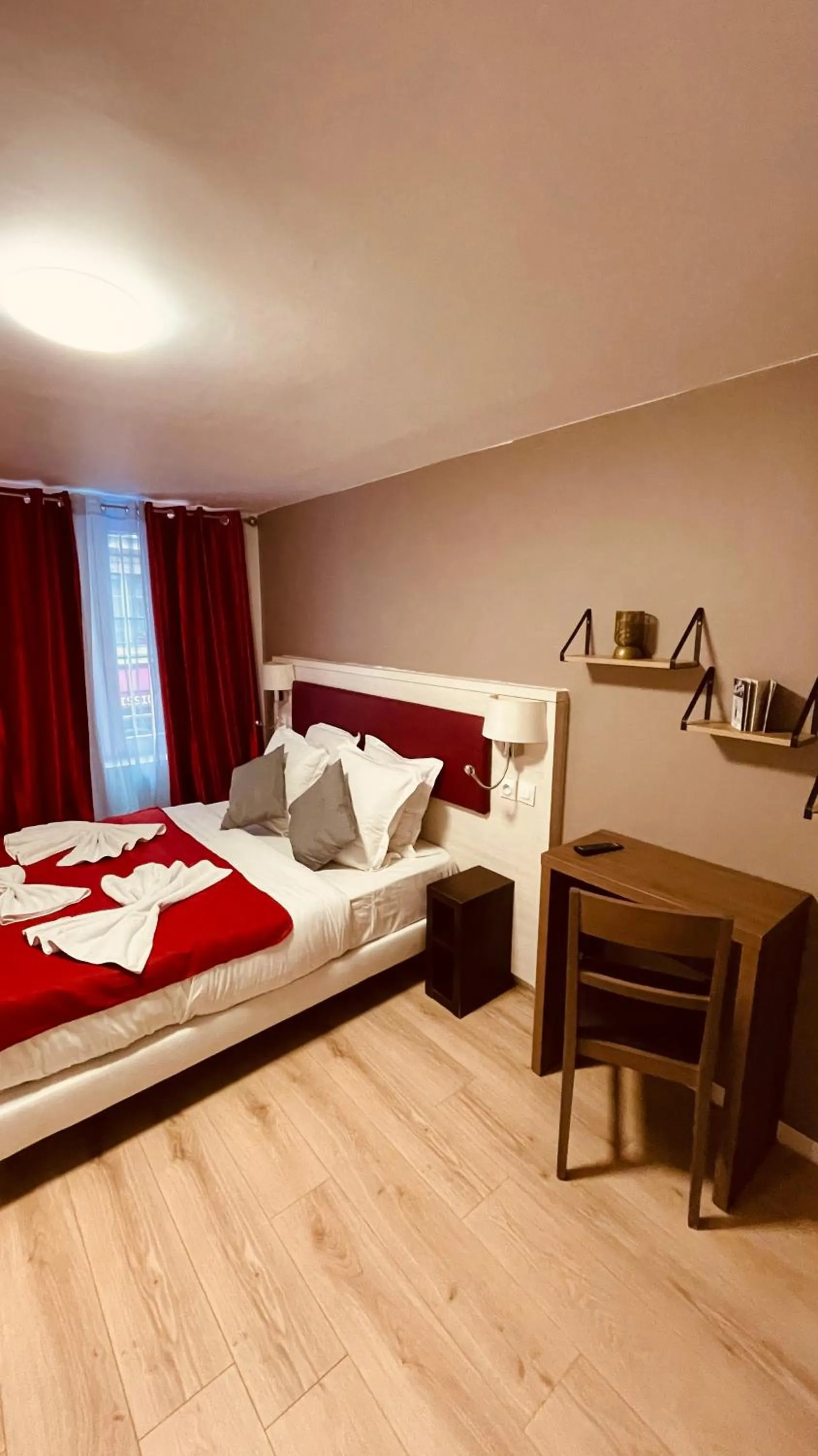 Photo of the whole room in Jeff Hotel