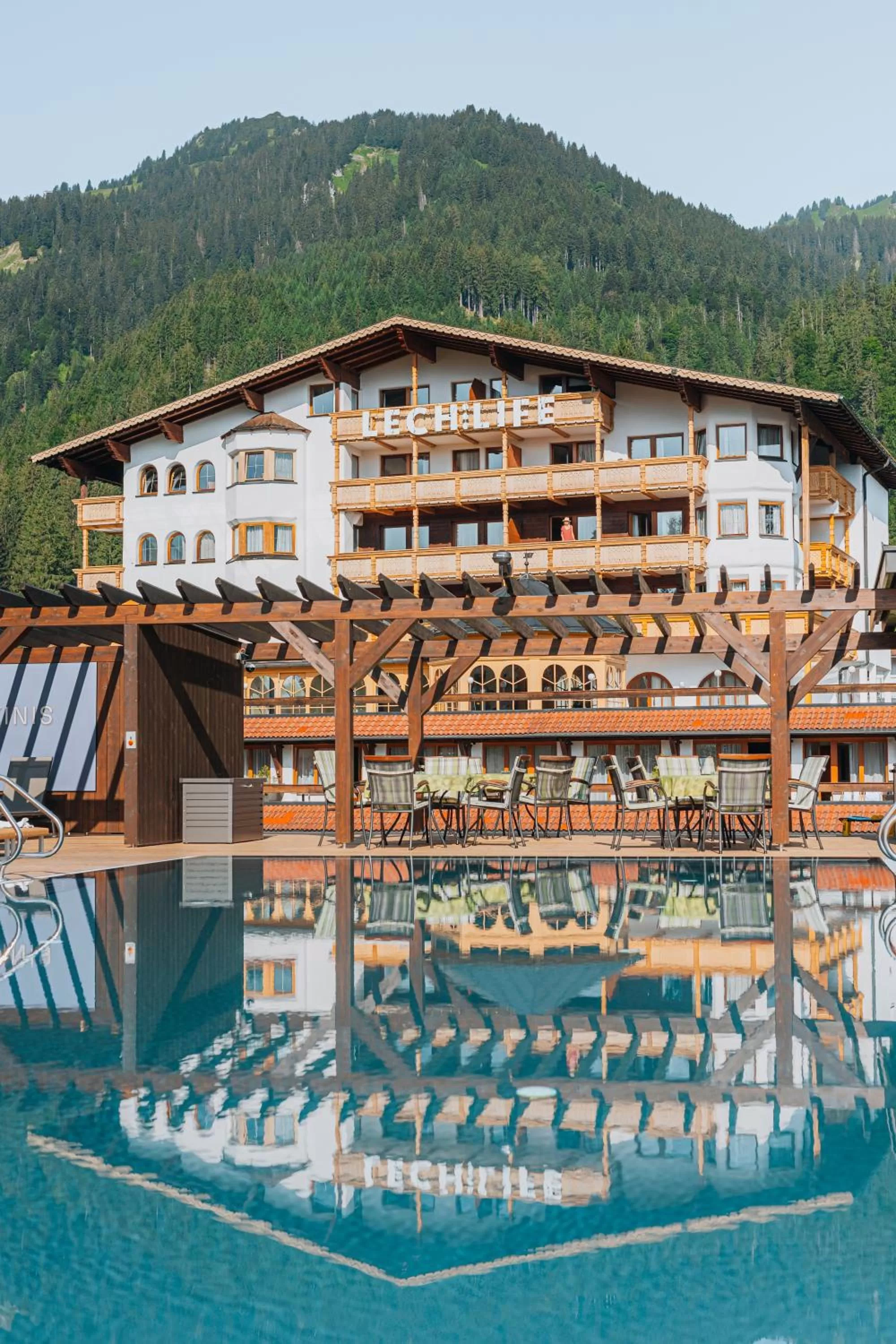 Property building in Wellness Aparthotel "Lechlife" incl Pool - 400m zum SKILIFT