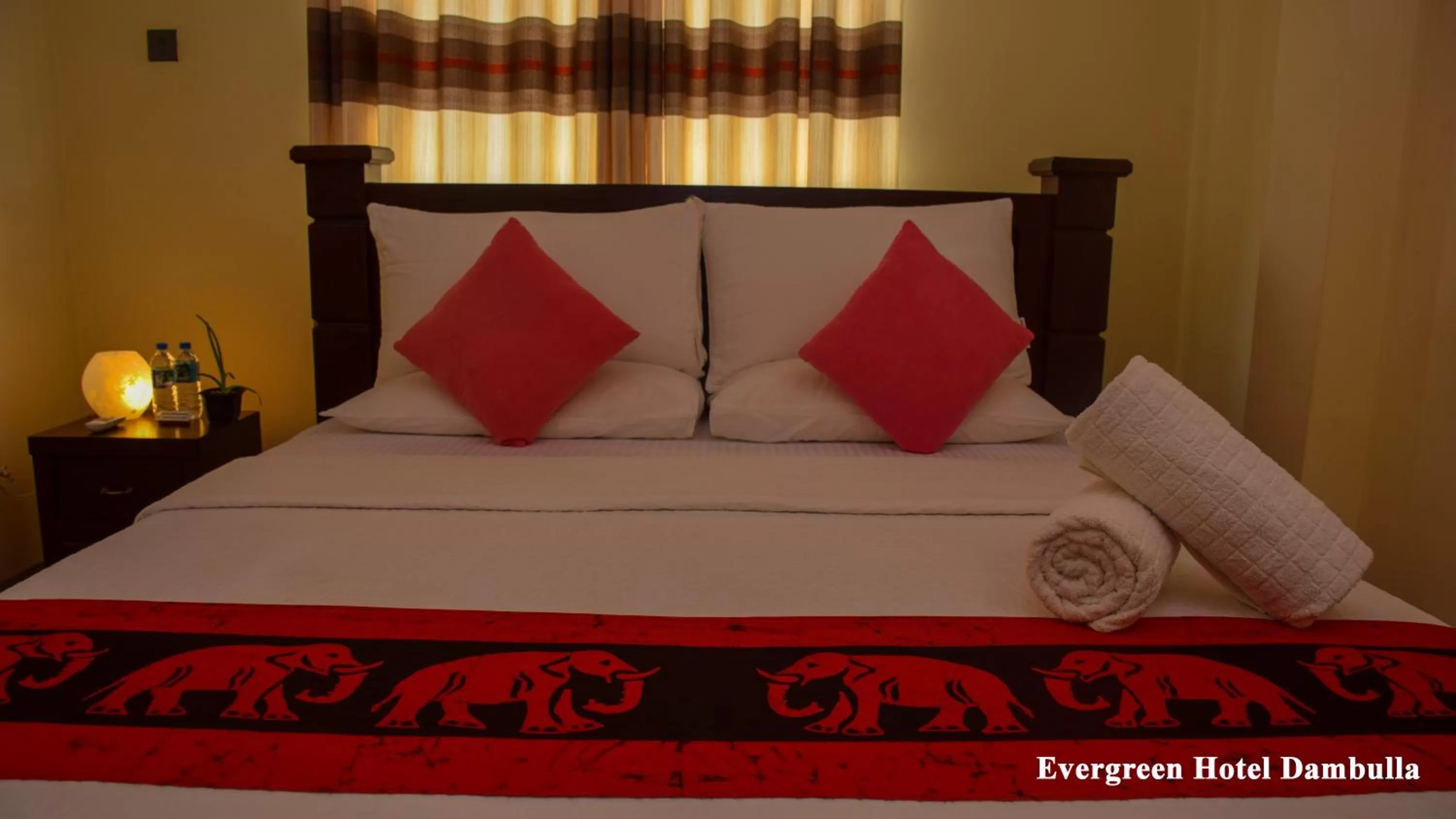 Bedroom, Bed in Evergreen Hotel Dambulla