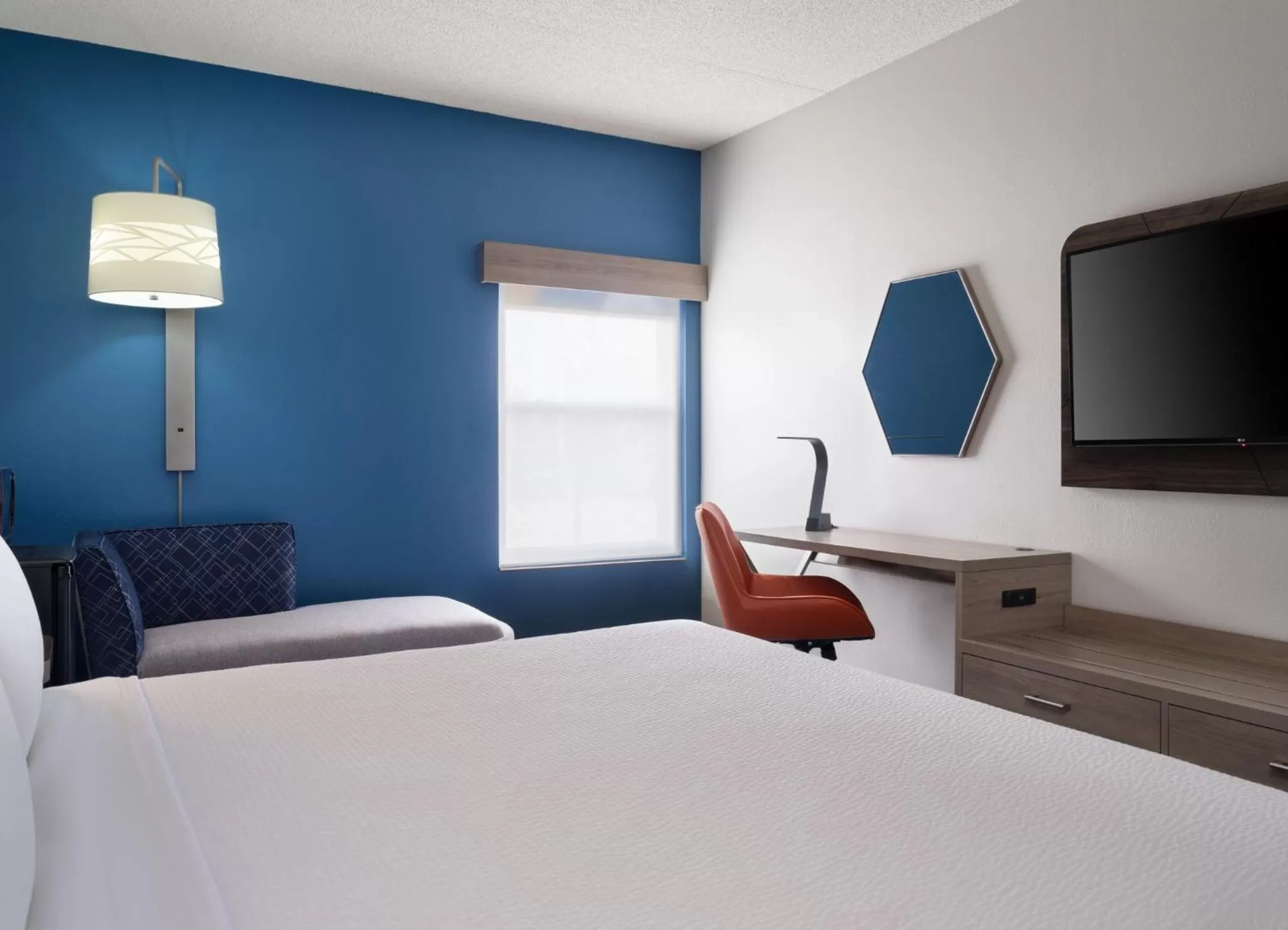 Photo of the whole room, Bed in Holiday Inn Express Indianapolis Airport by IHG