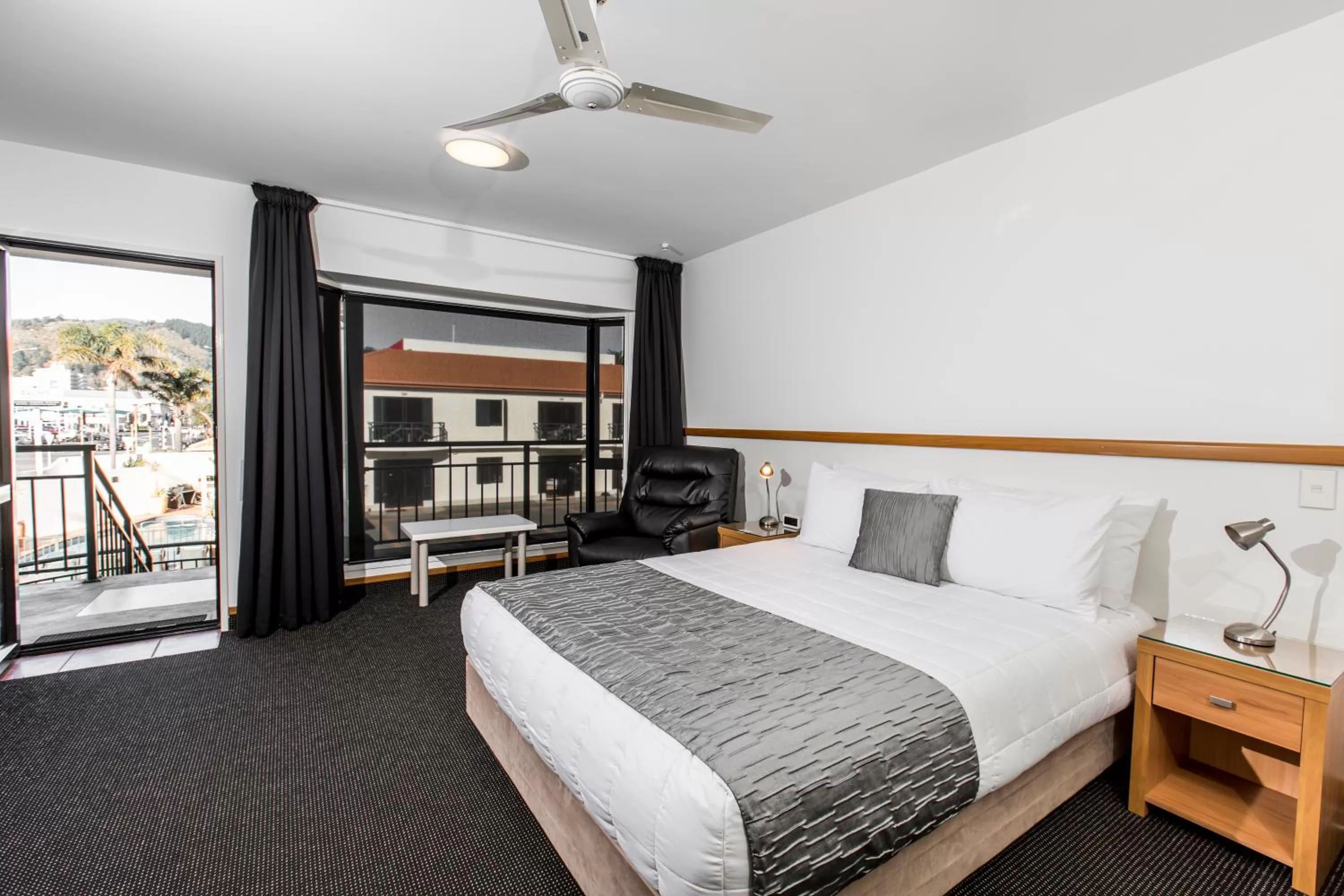 Photo of the whole room, Bed in Palms Motel