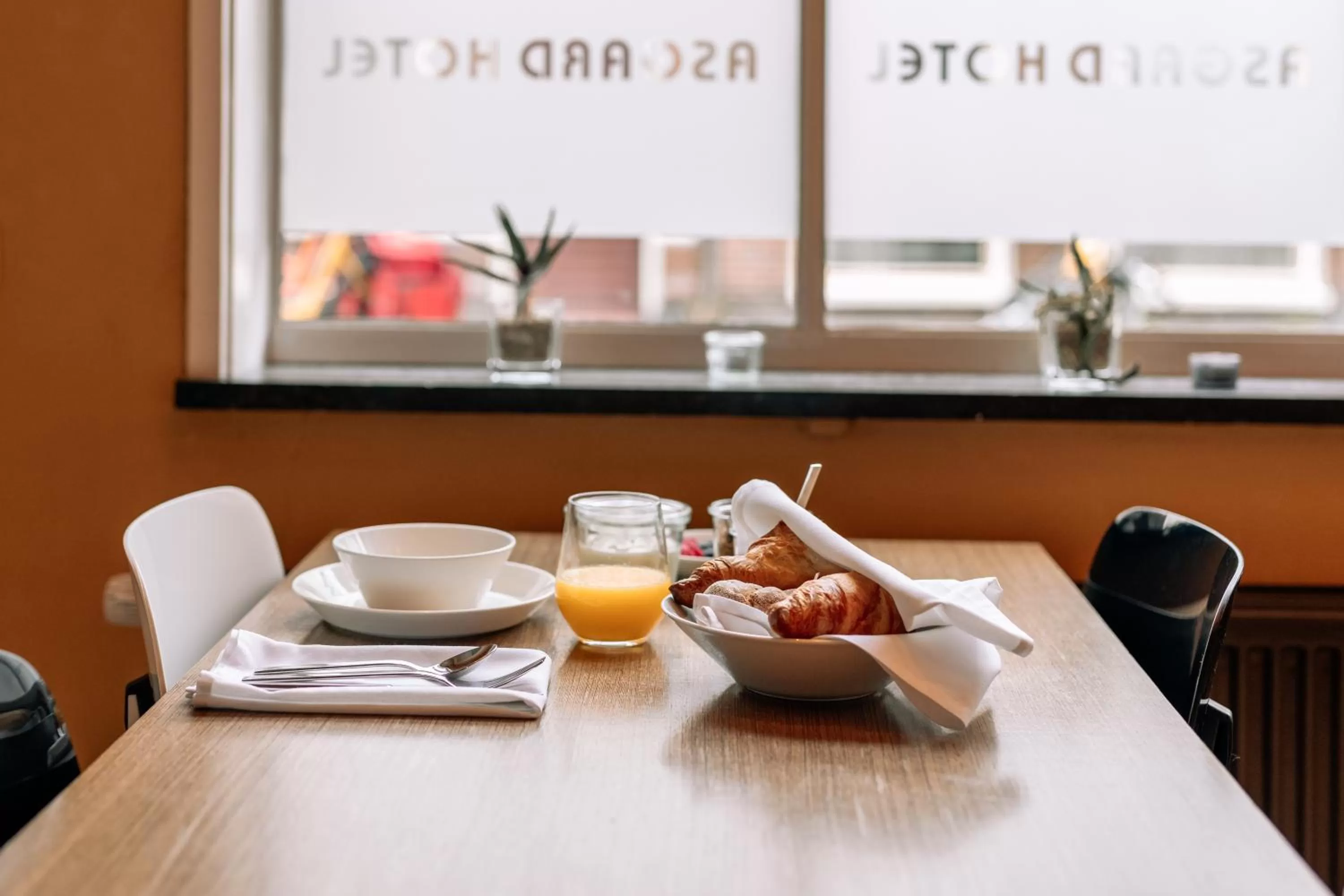 Restaurant/places to eat in Asgard Hotel