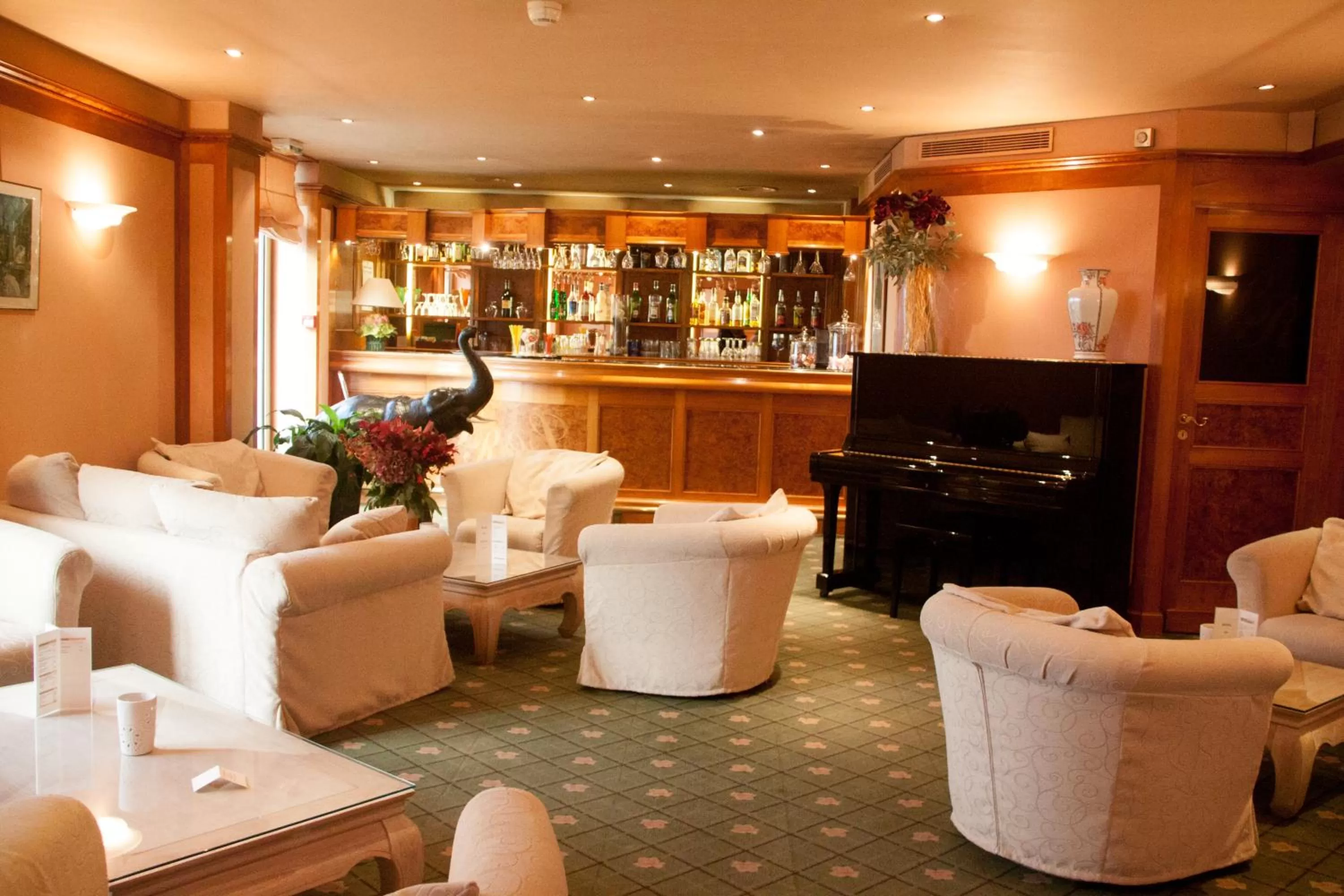 Lounge or bar in Logis Hôtel Le Rivage