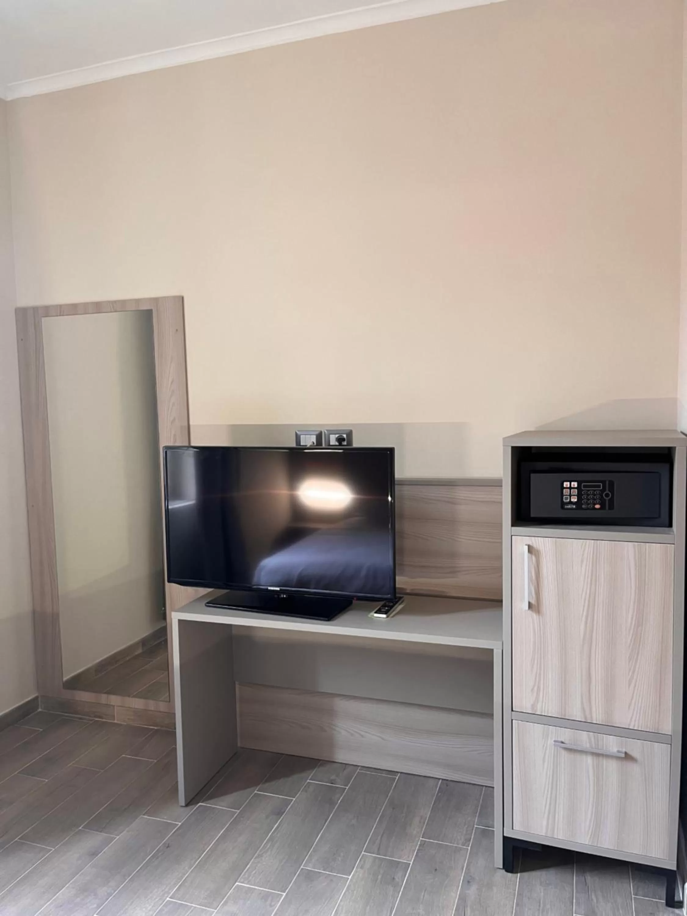 TV and multimedia in LH Hotel Lloyd Roma