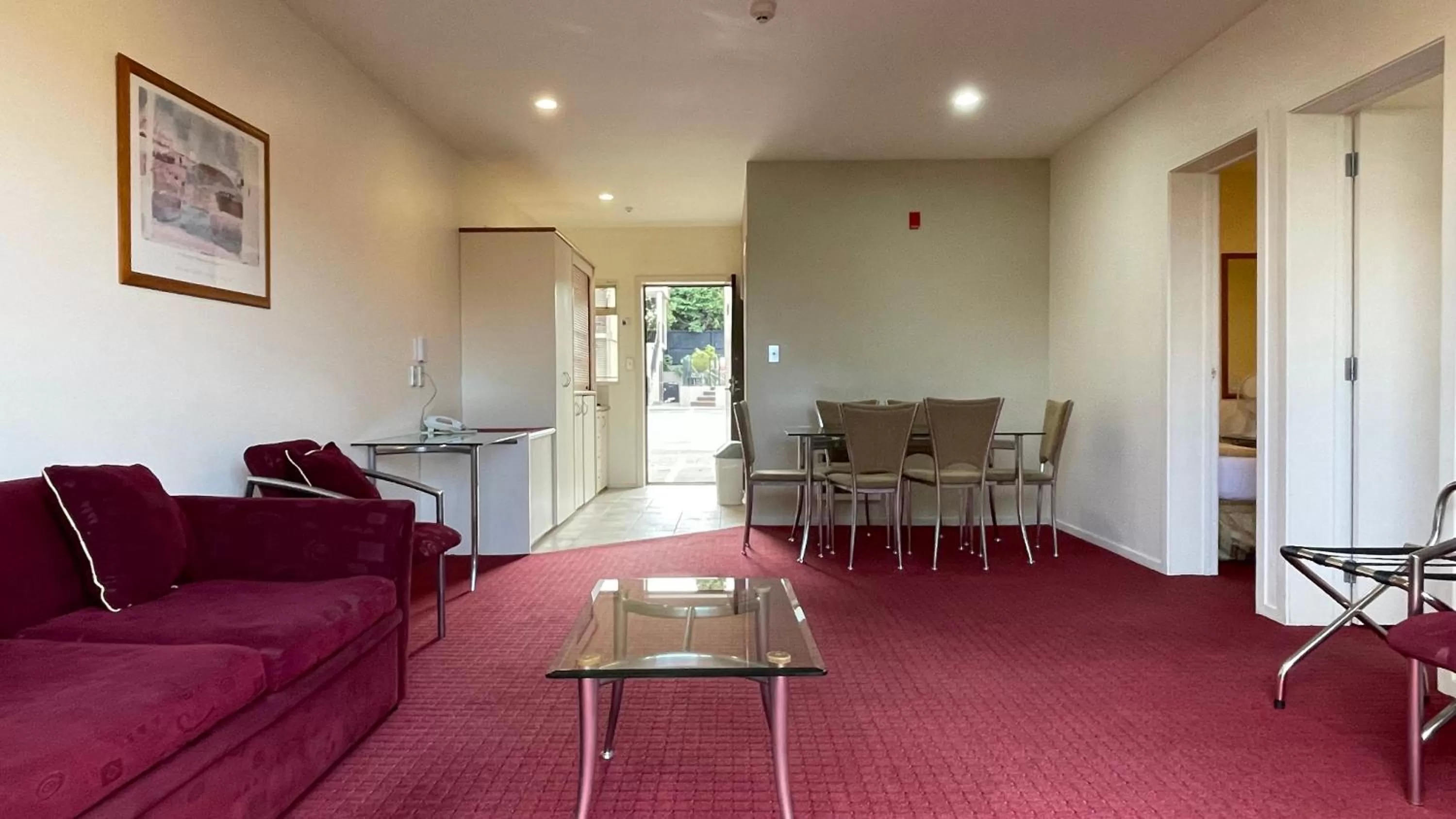 Communal lounge/ TV room in Chantillys Motor Lodge