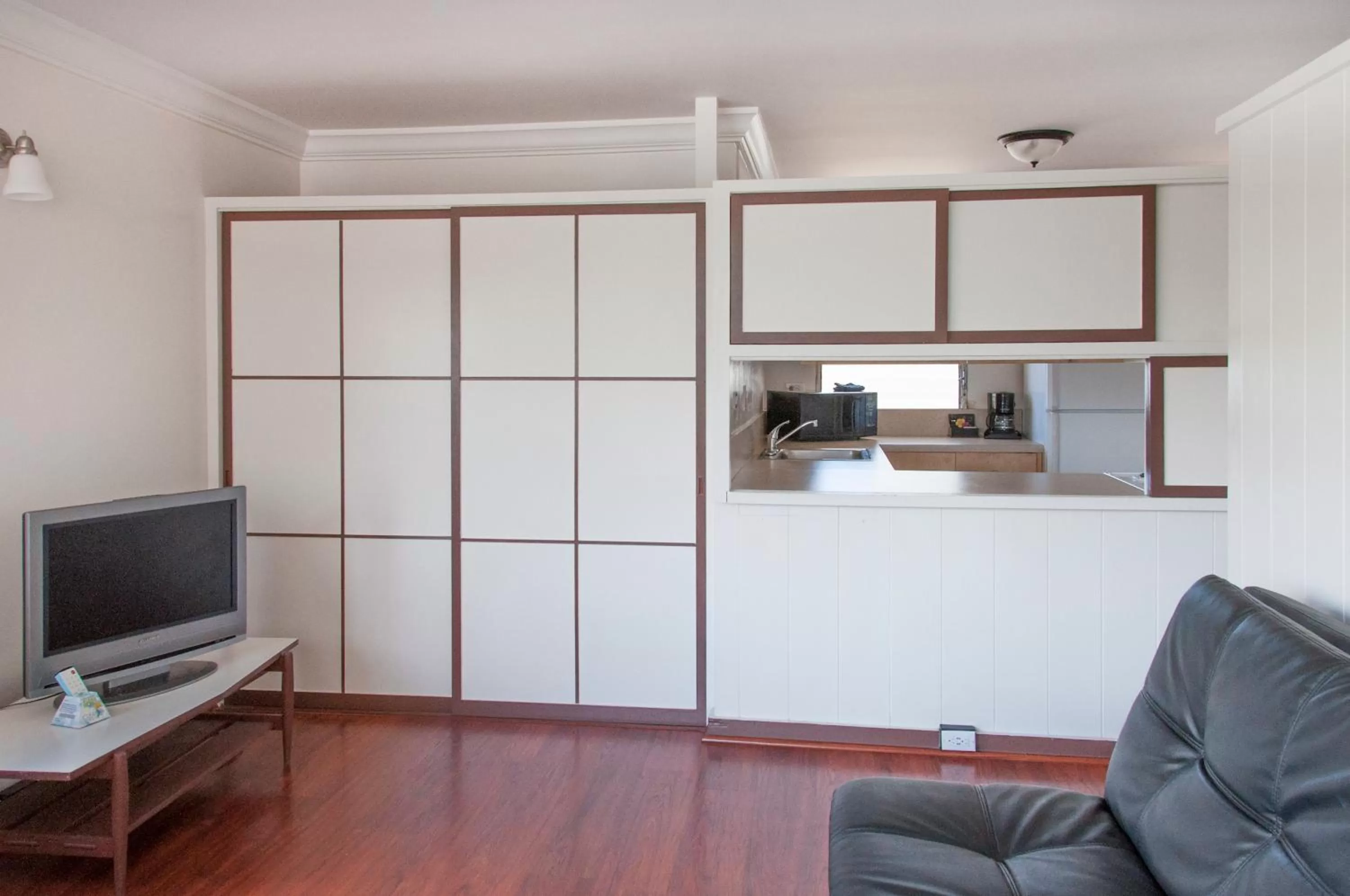 TV and multimedia in Holiday Surf Hotel (with full kitchen)