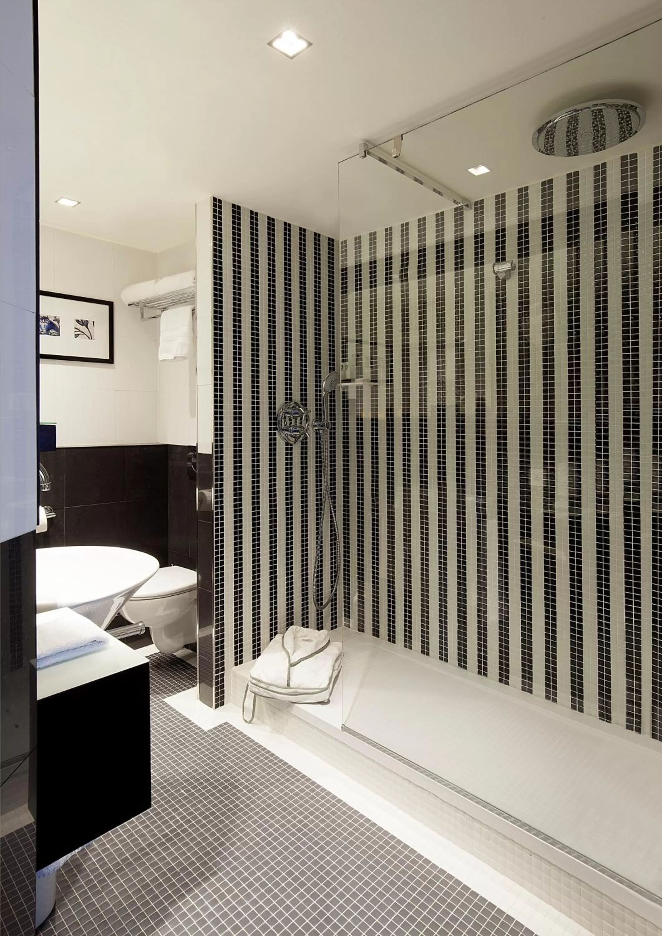 Bathroom, Bed in Sofitel Lisbon Liberdade