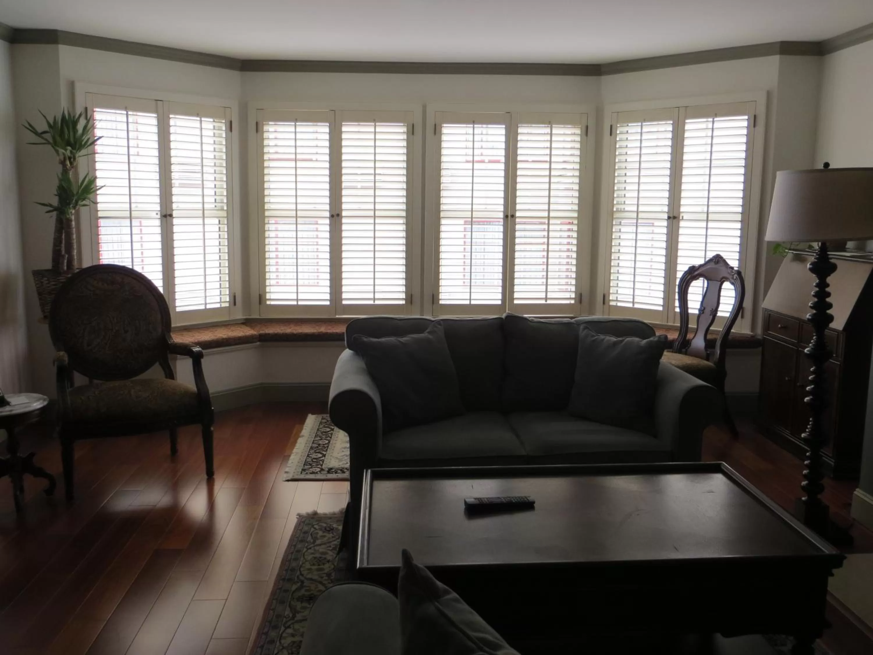 Living room in Cow Hollow Inn and Suites