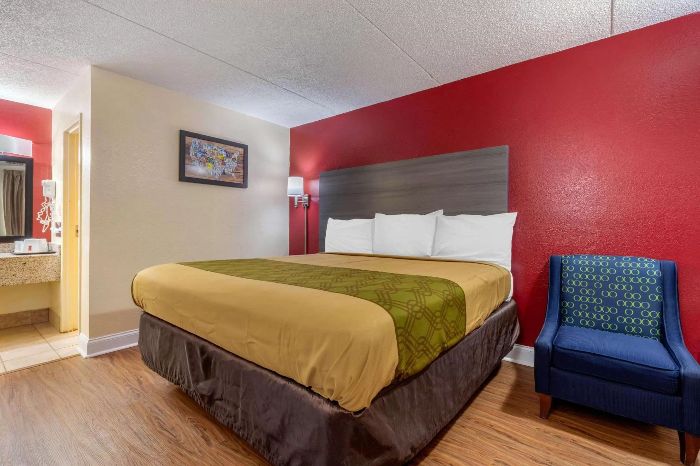 Photo of the whole room, Bed in Econo Lodge Chattanooga Northeast - Ooltewah