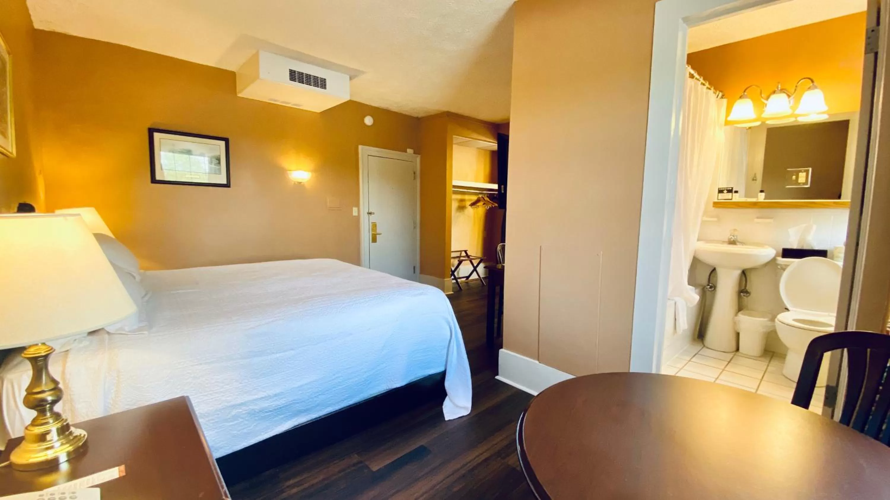 Photo of the whole room, Bed in Shawnee Inn and Golf Resort