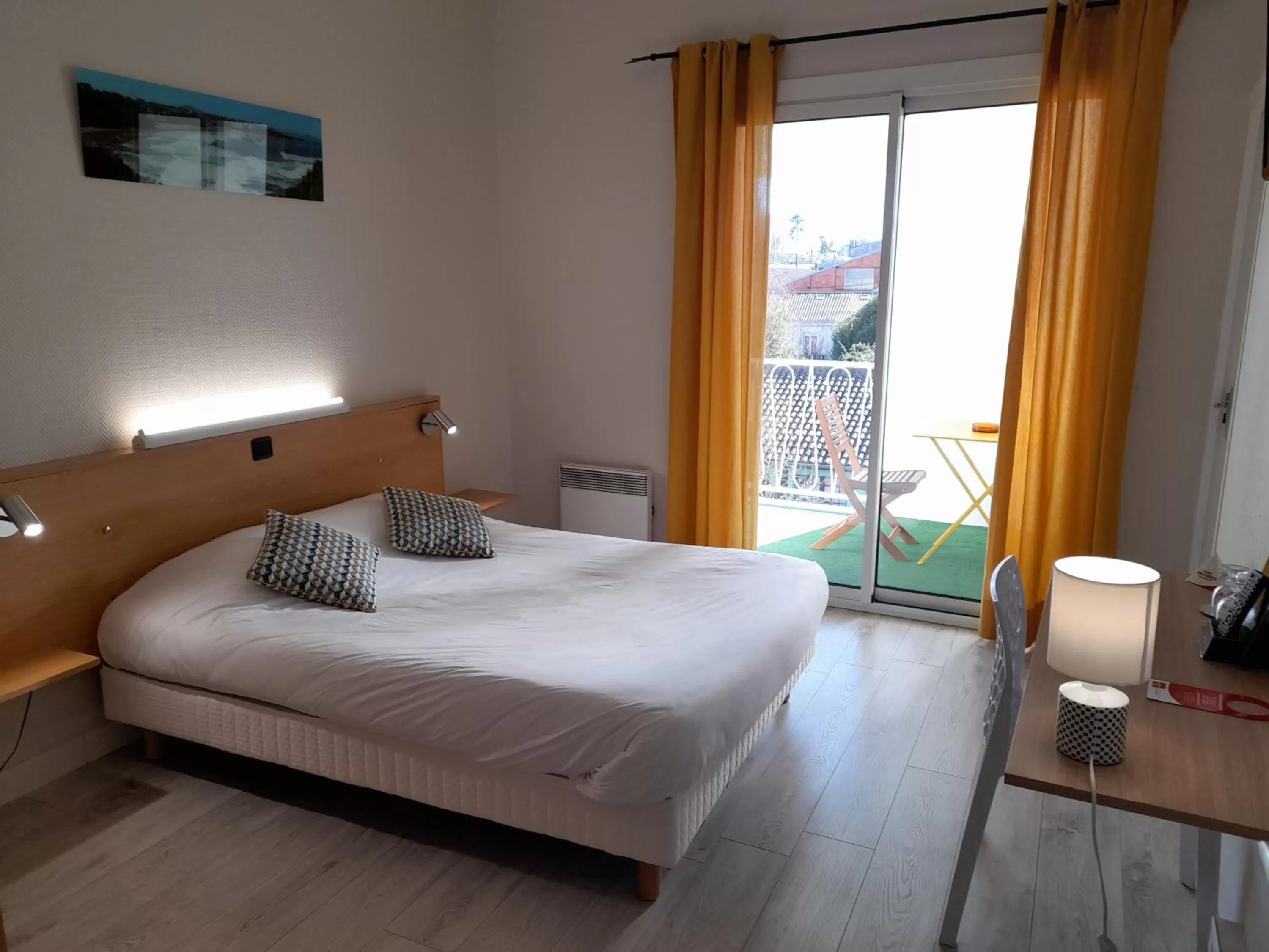 Bed in Hotel de France