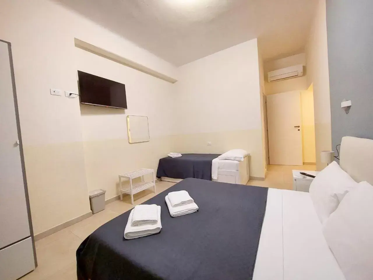 Triple Room with Private Bathroom in Bonaini Relax B&B Triple Room with Private Bathroom in Bonaini Relax B&B