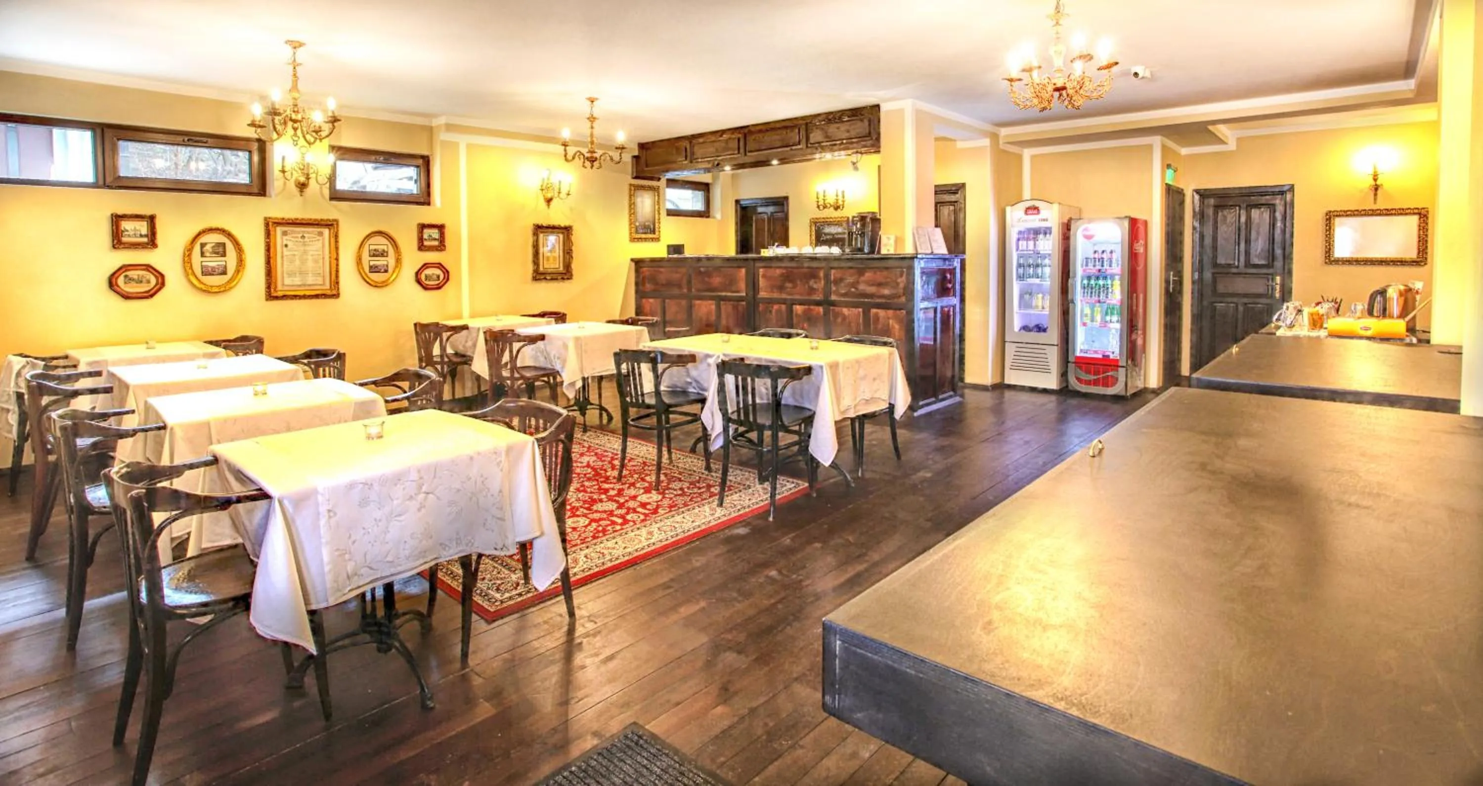 Restaurant/places to eat in Hotel Evmolpia