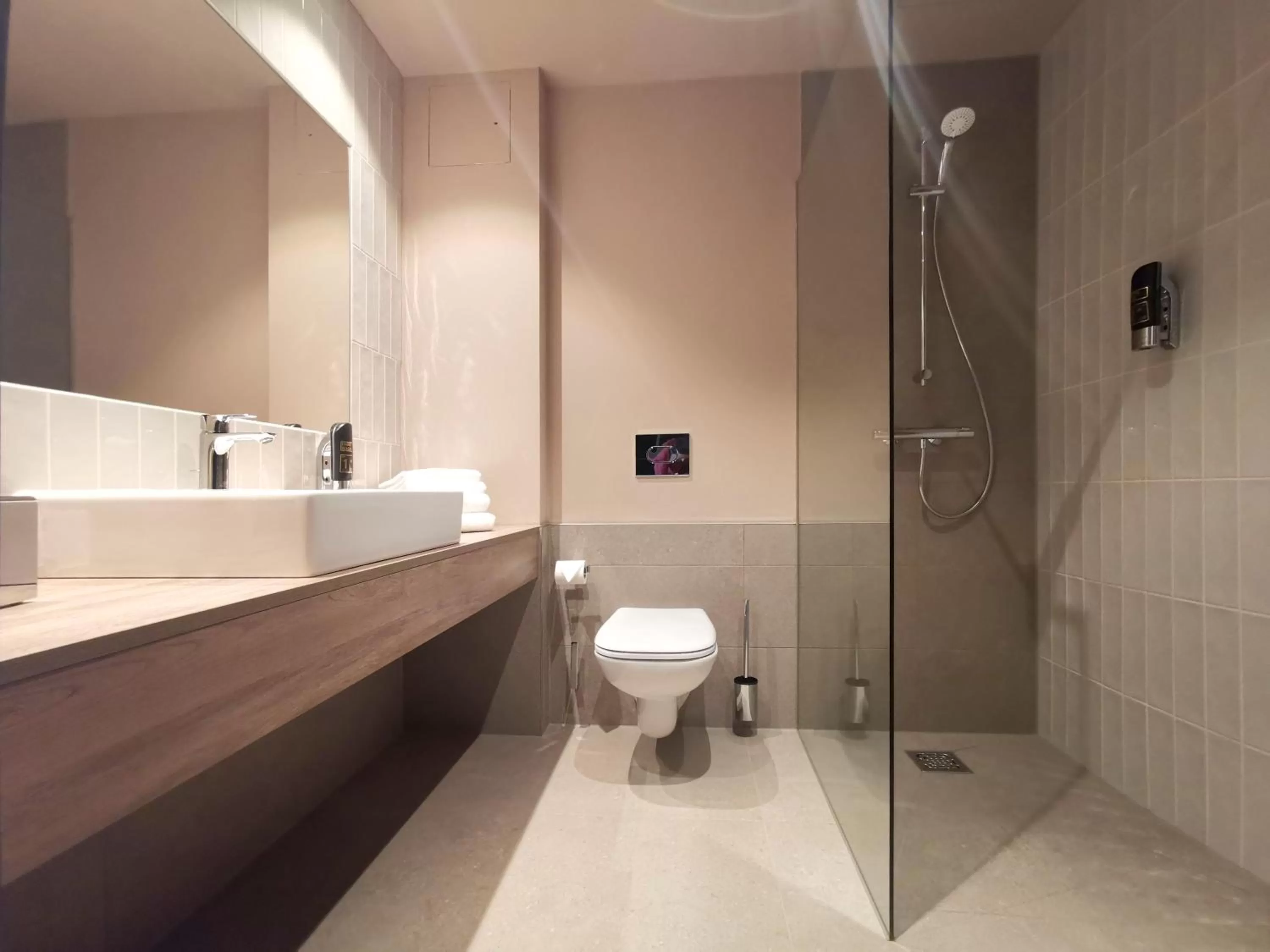 Shower in H24 Stadthotel Bernau