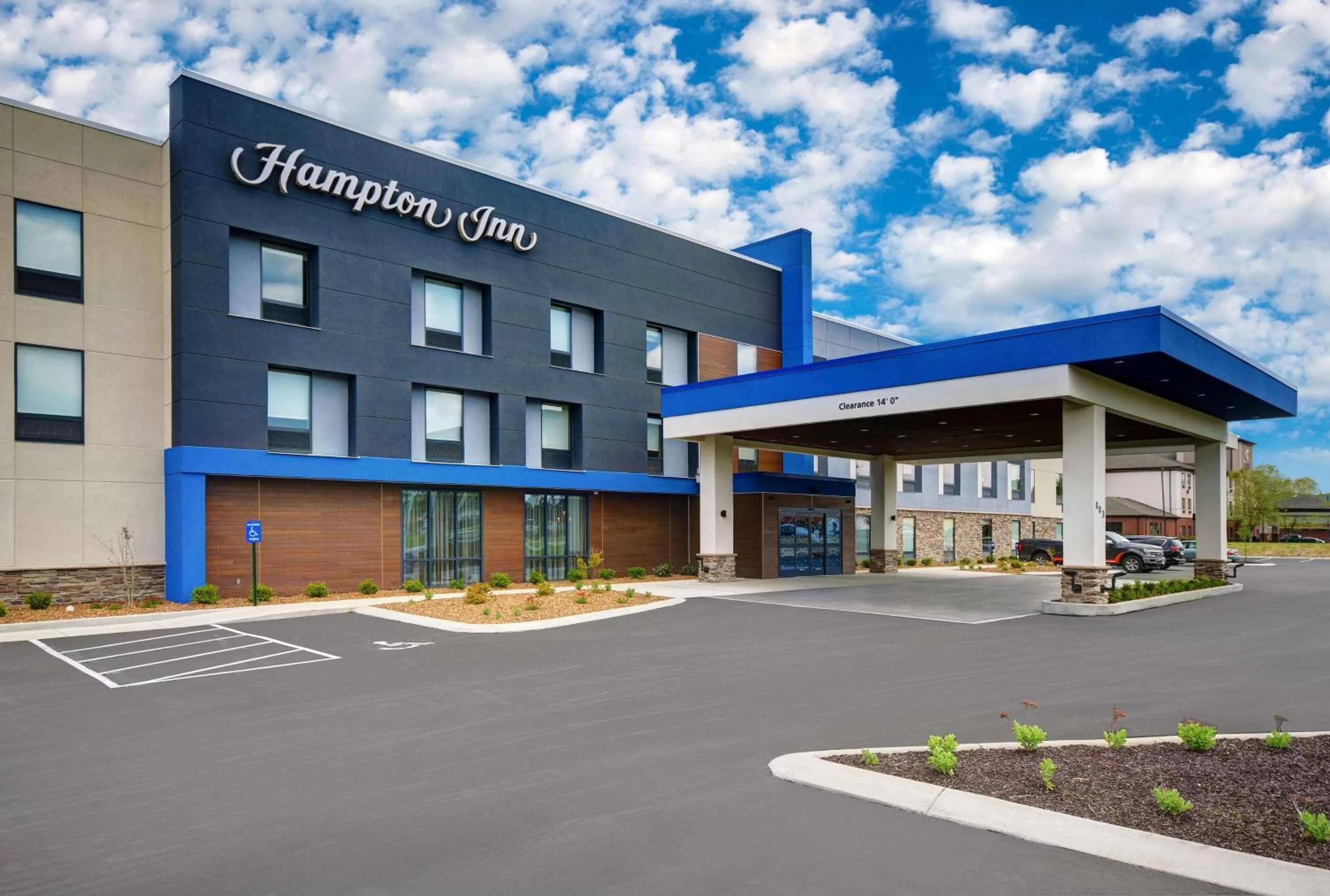 Property building in Hampton Inn Cave City, KY