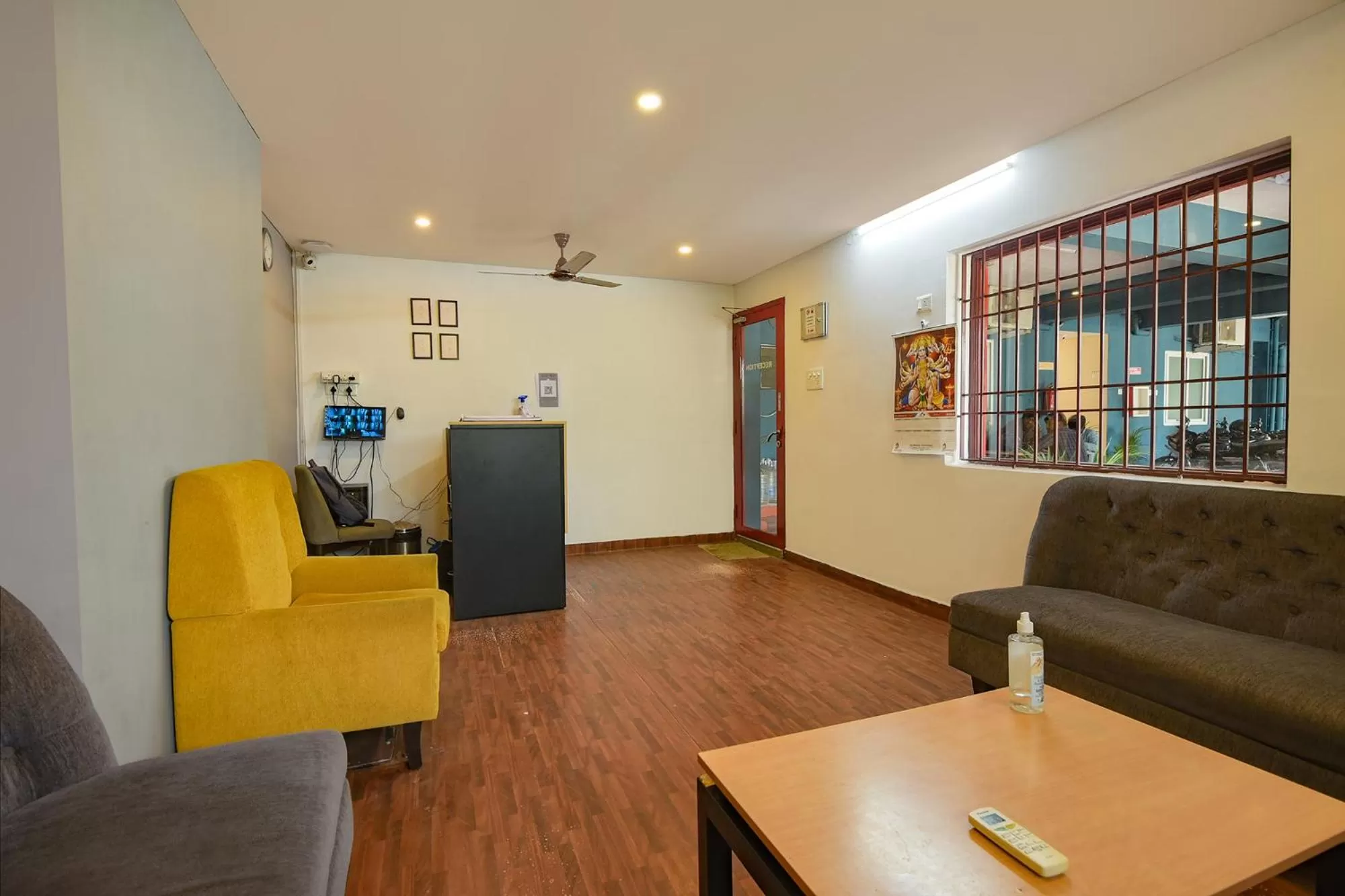 Lobby or reception, Seating Area in FabHotel Sasti Inn