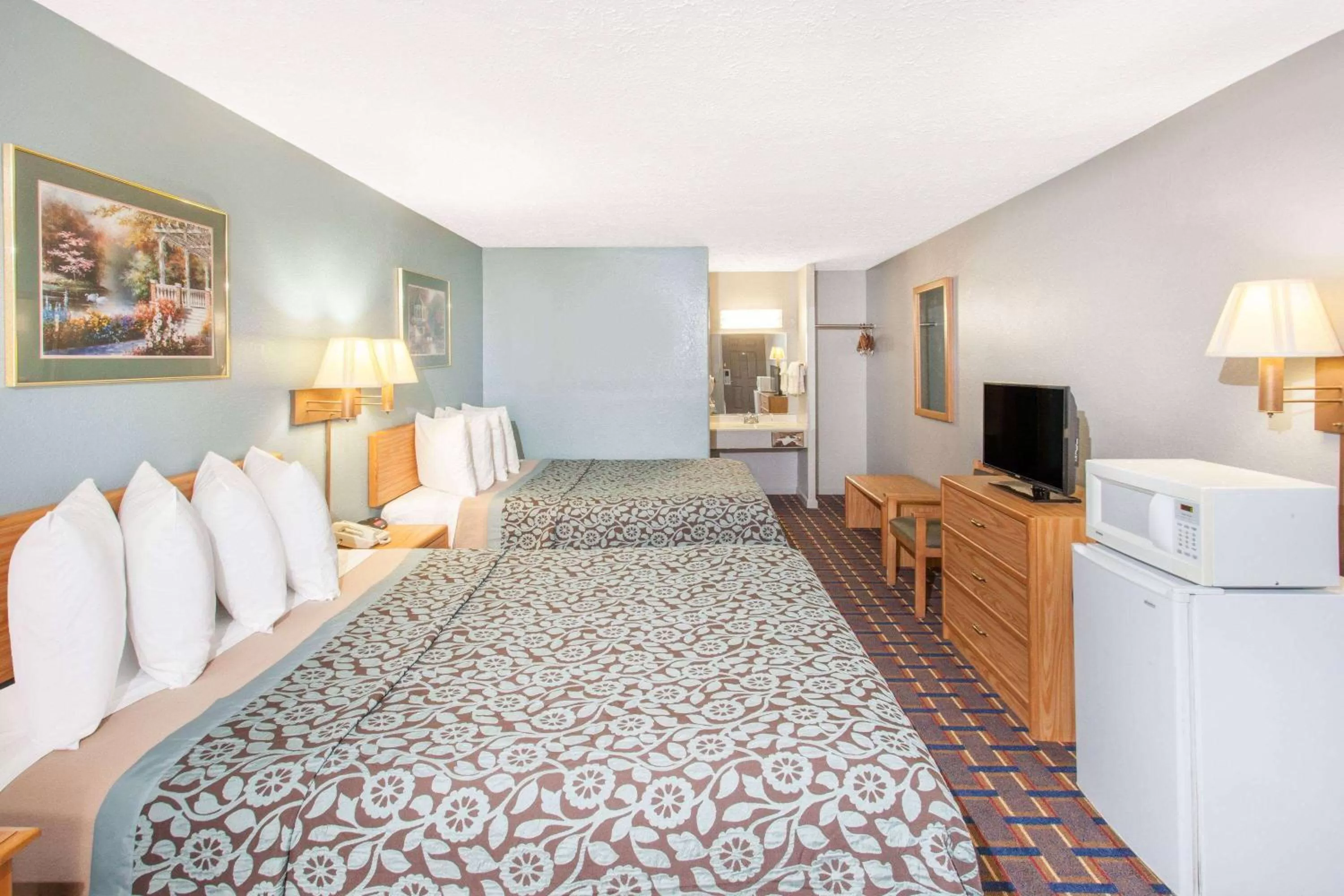 Photo of the whole room, Bed in Days Inn by Wyndham Farmer City