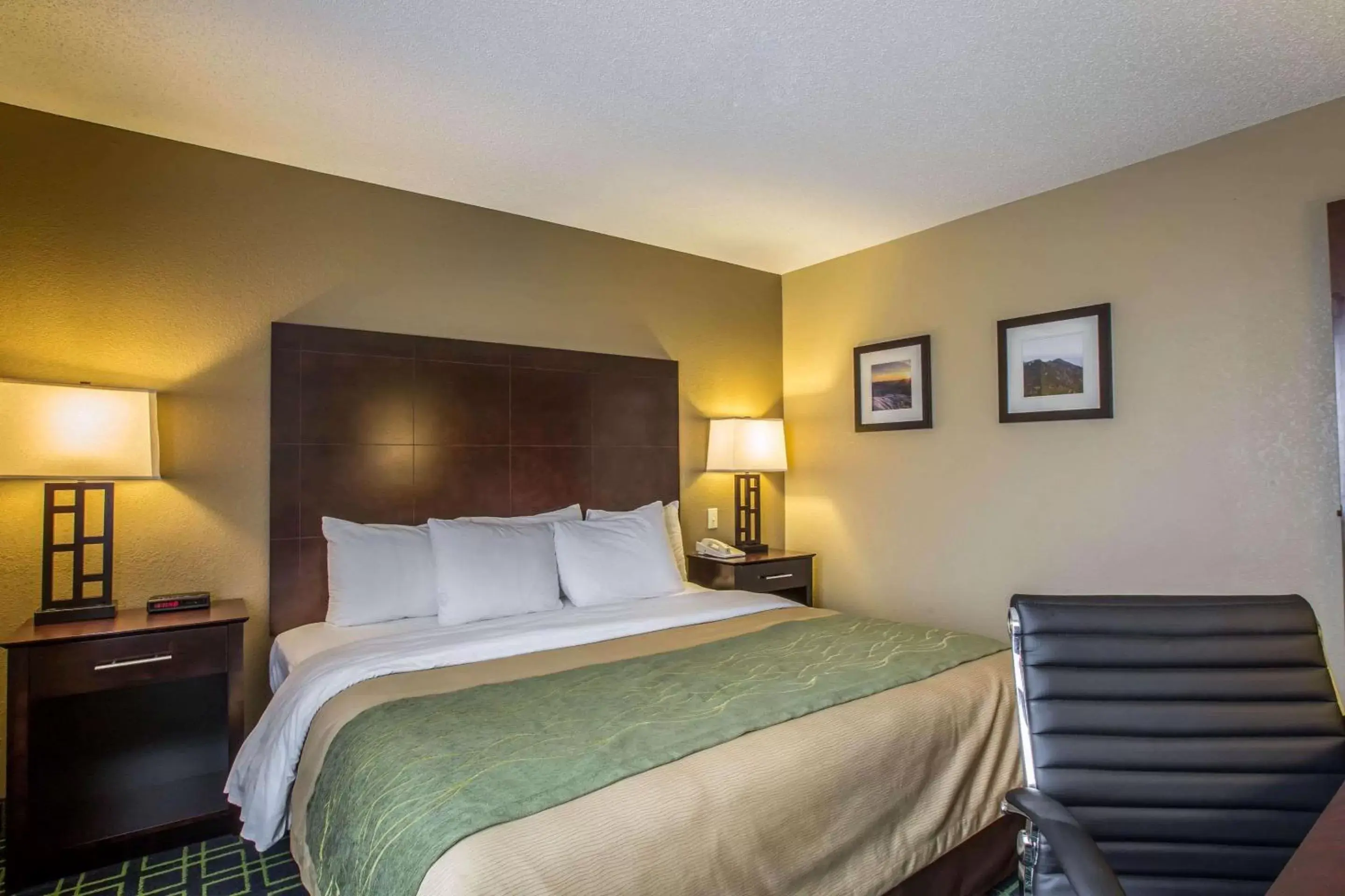 One Room Suite with Whirlpool - Non Smoking/Interior Hall in Quality Inn Franklin One Room Suite with Whirlpool - Non Smoking/Interior Hall in Quality Inn Franklin