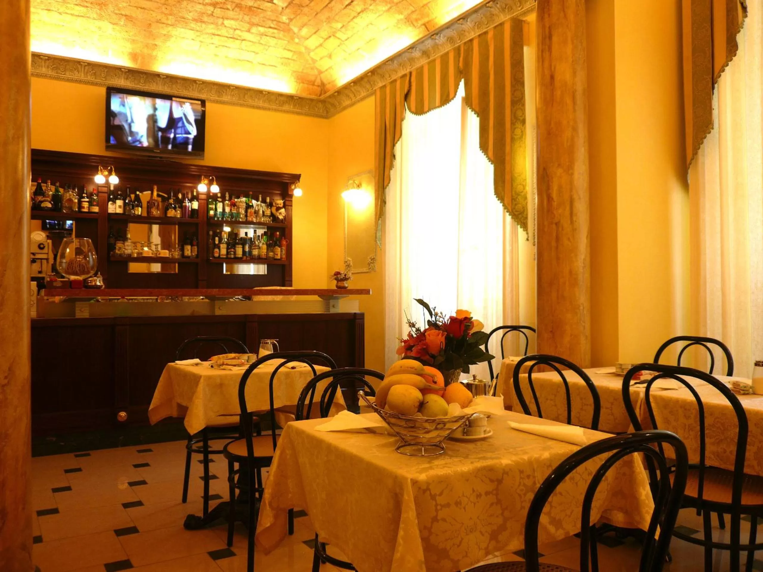 Restaurant/places to eat in Cambridge Hotel