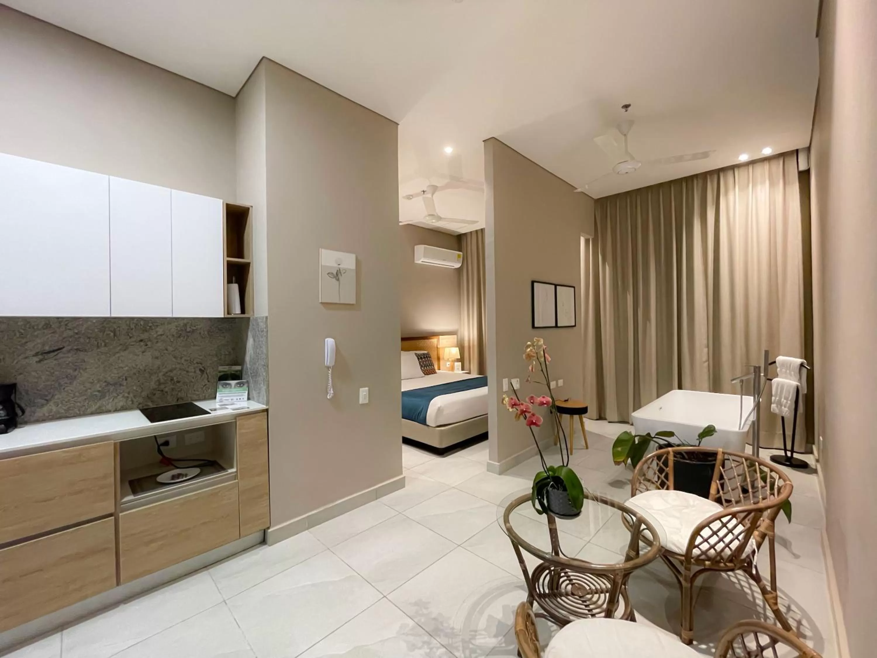 Kitchen or kitchenette, Bed in FR Hotel