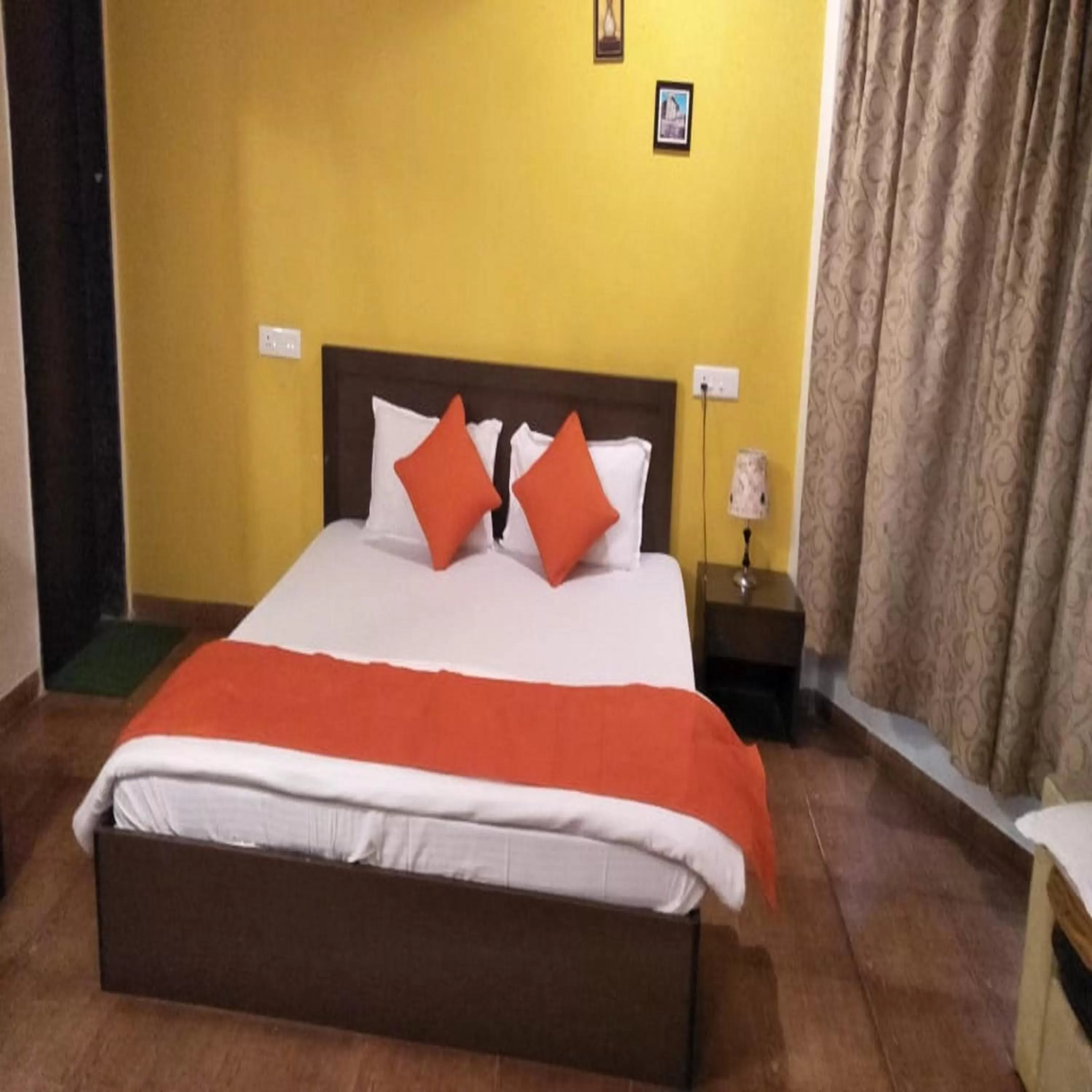 Bedroom, Bed in Jayshin Lake Vaitarna Resort - Igatpuri