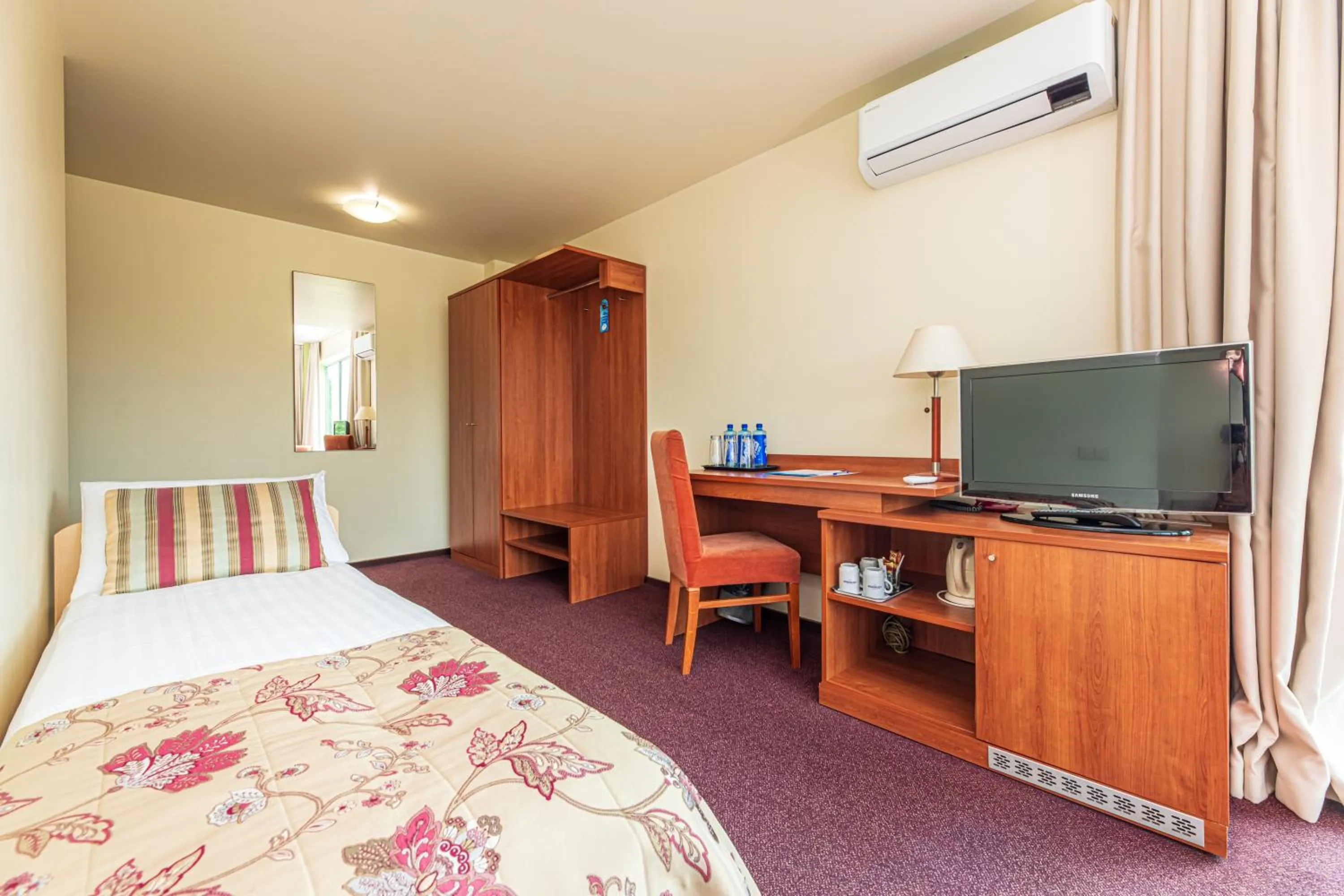 Photo of the whole room, Bed in Meduza Hotel