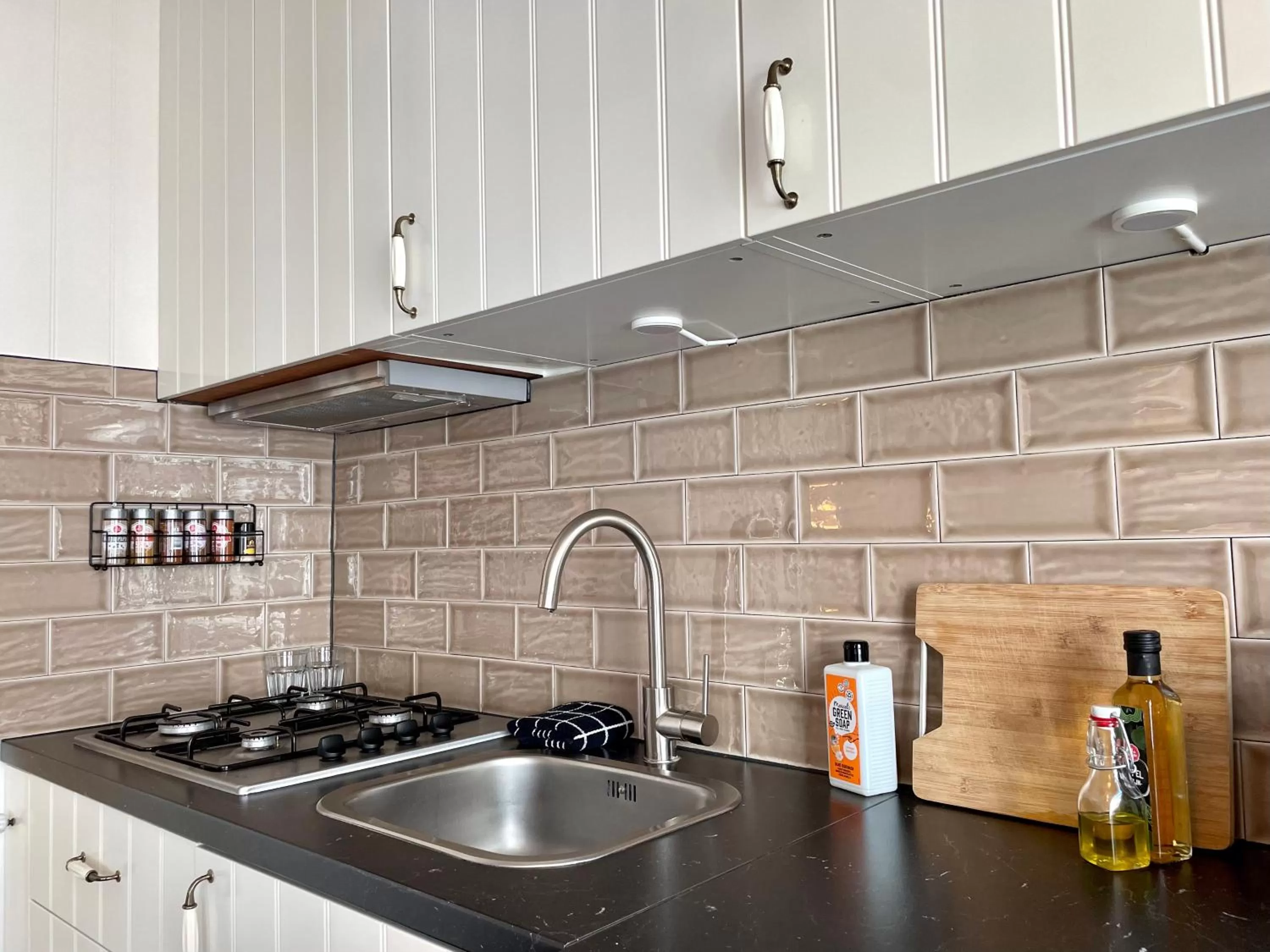 Kitchen/Kitchenette in Toast by night