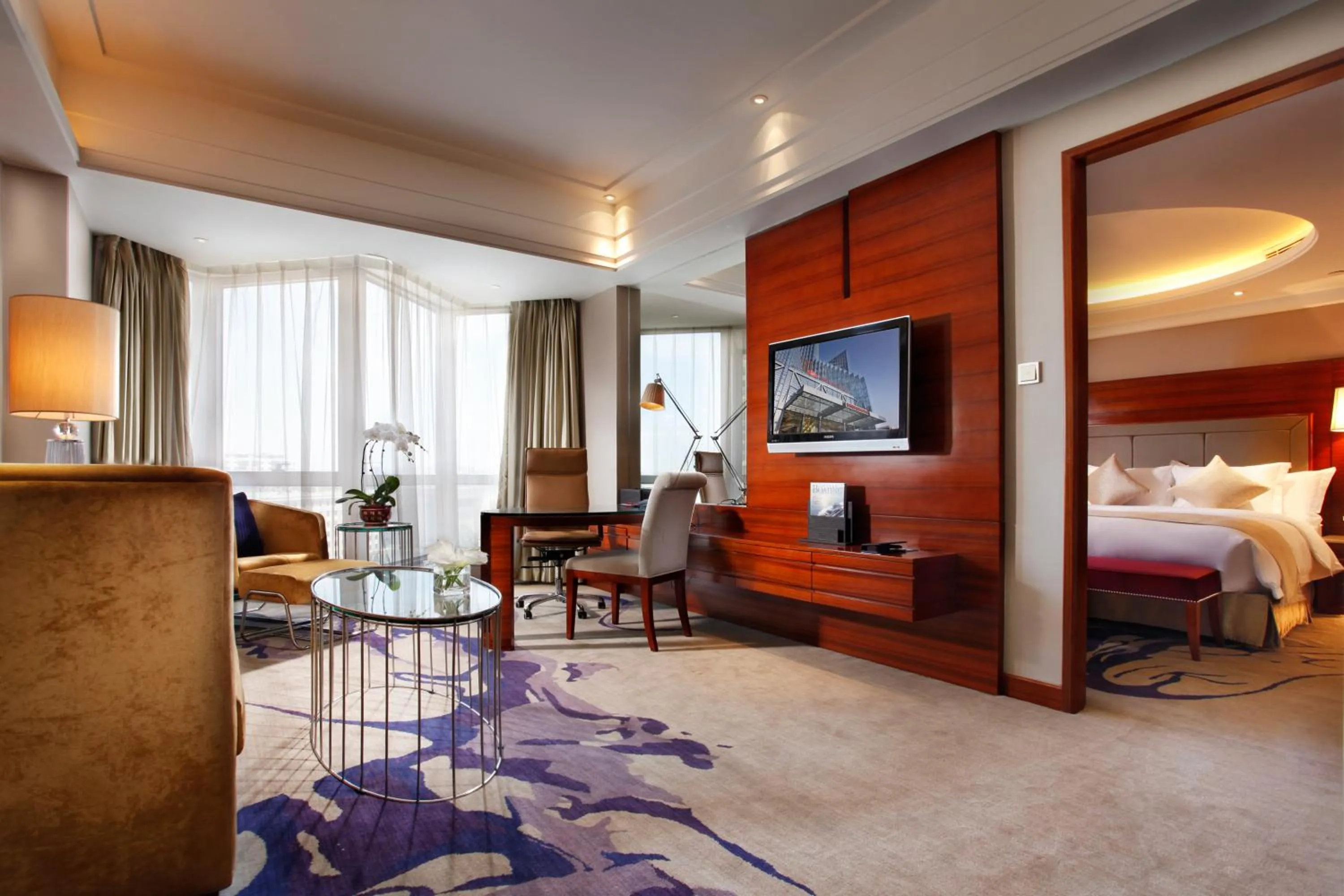 Bed, Seating Area in Crowne Plaza Shenyang Parkview, an IHG Hotel