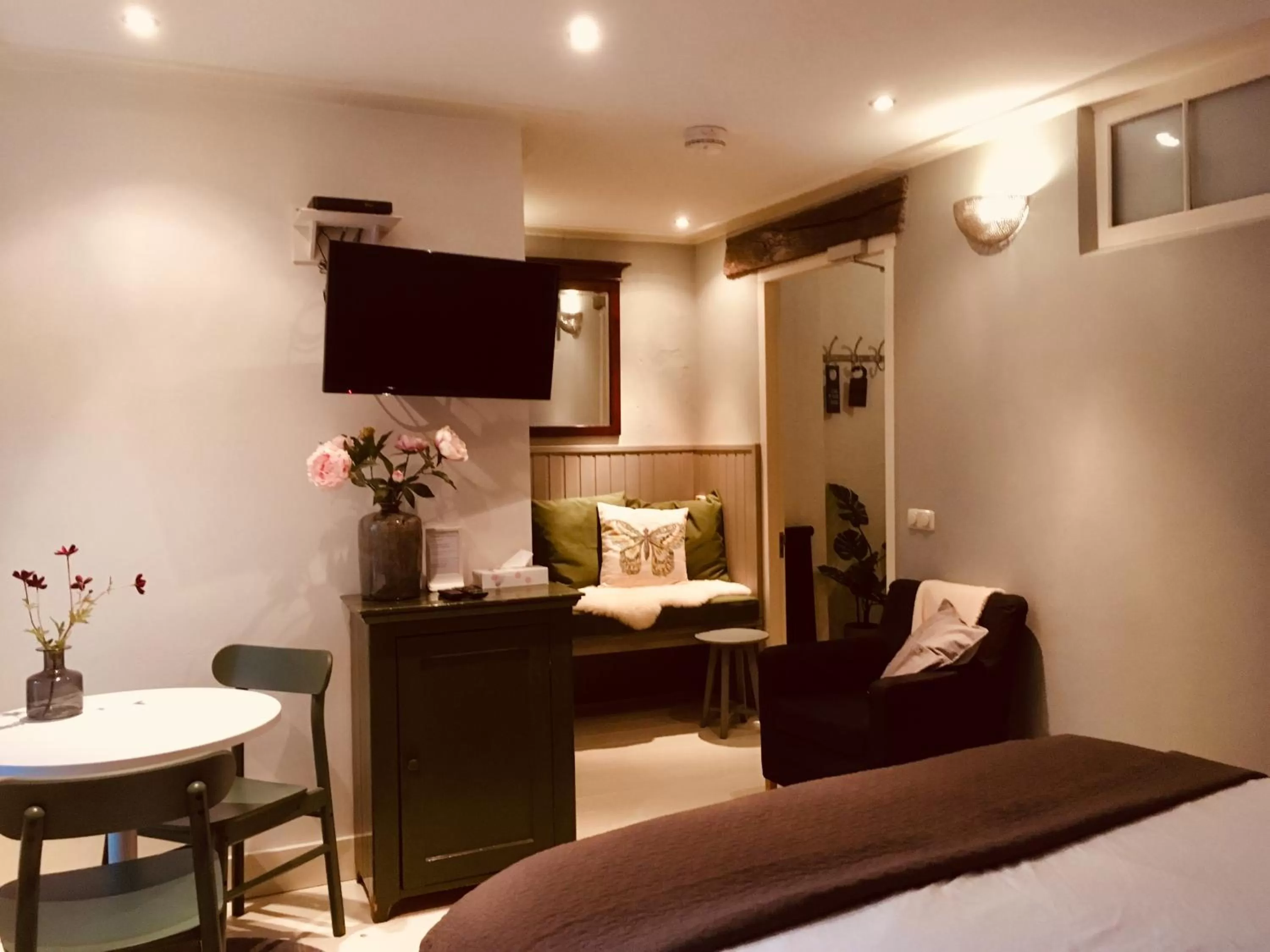 Seating area, Bed in De Stadsboerderij