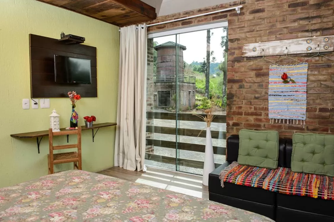 Day, TV/Entertainment Center in Bina's Haus Pousada, Cafeteria e Atelier