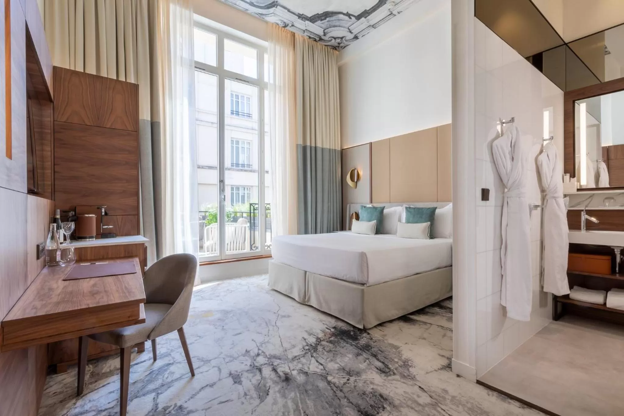 Photo of the whole room, Bed in InterContinental Paris Champs Elysées Etoile by IHG