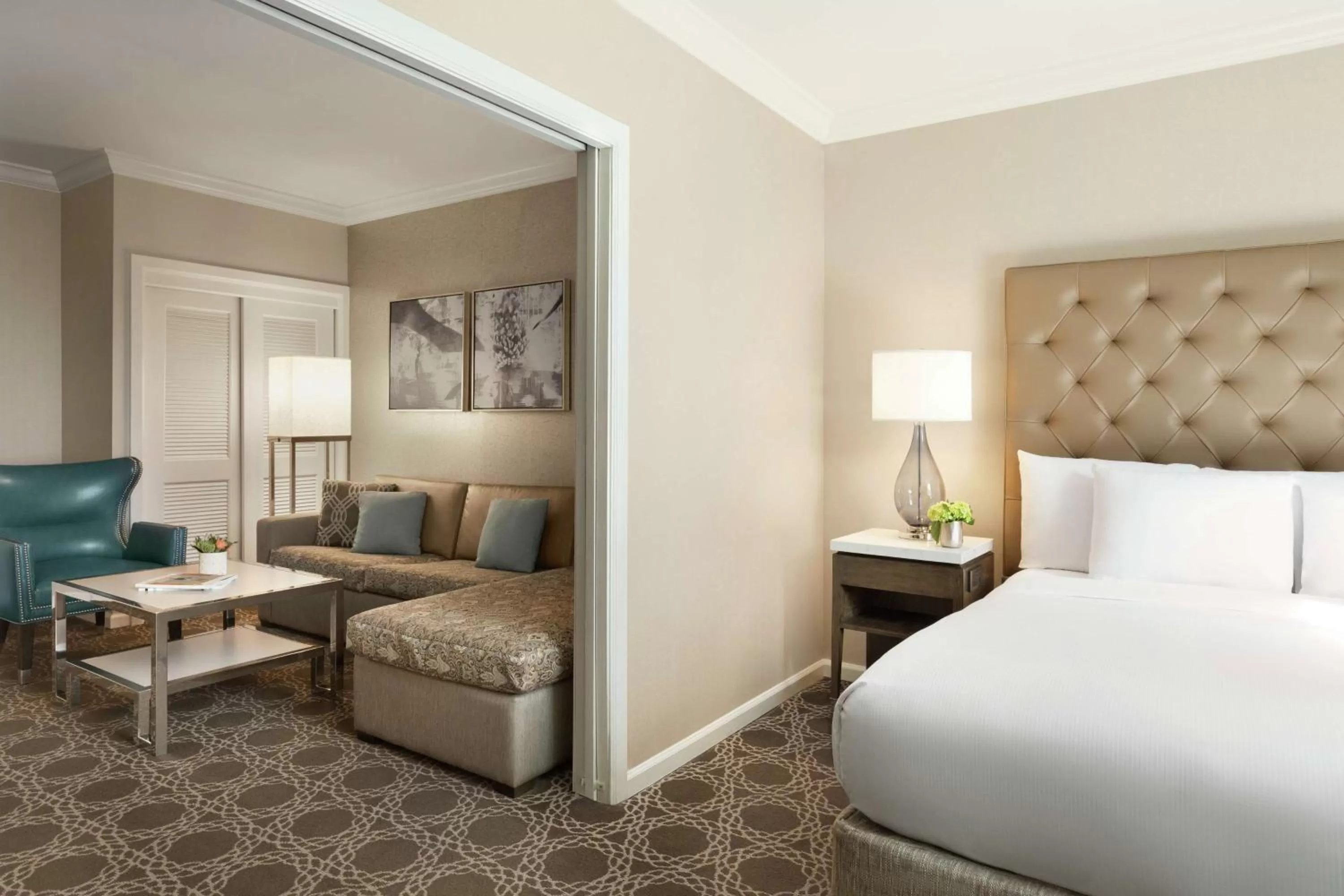 Living room, Bed in Hilton New Orleans / St. Charles Avenue