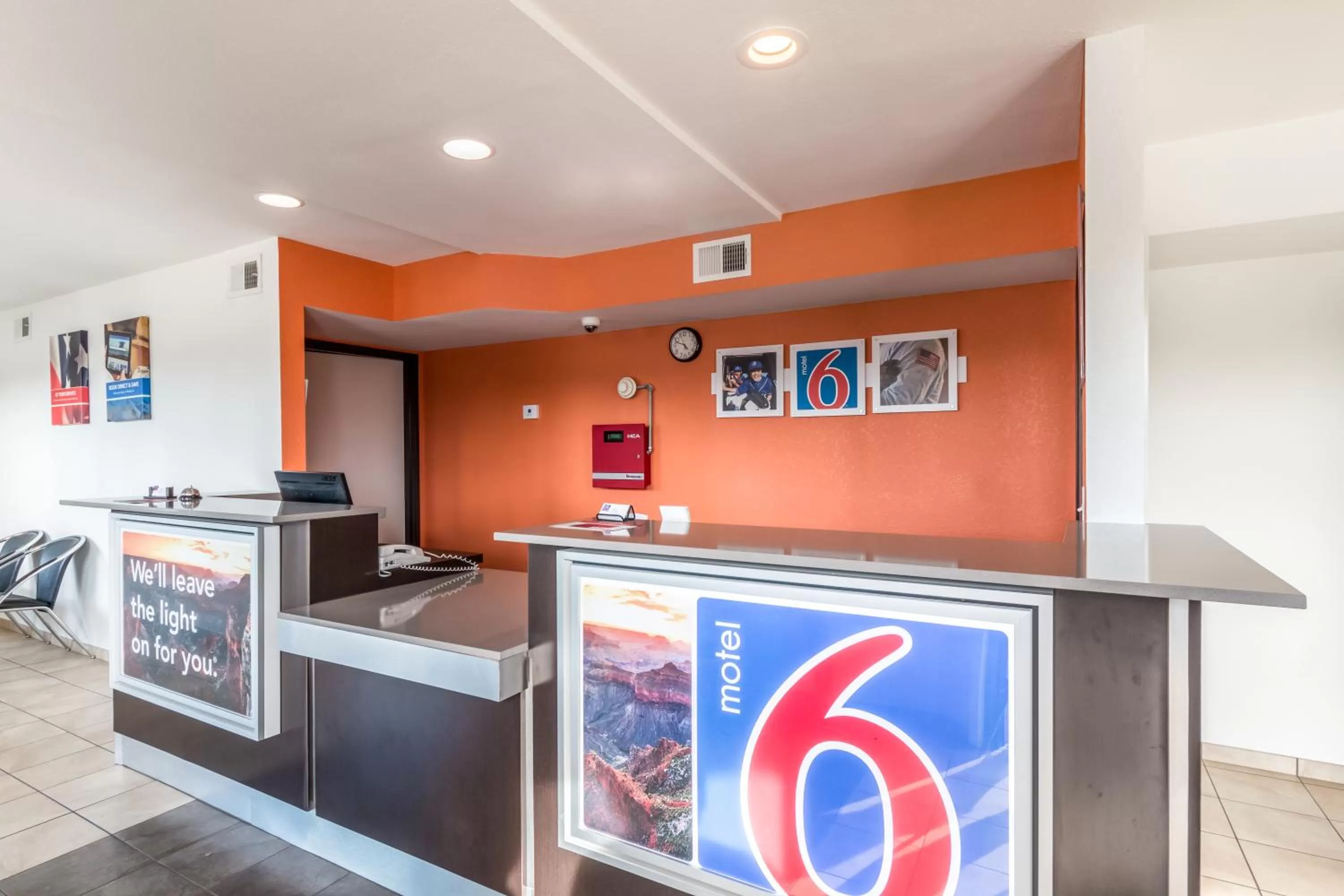 Lobby or reception in Motel 6-San Antonio, TX - South WW White Rd