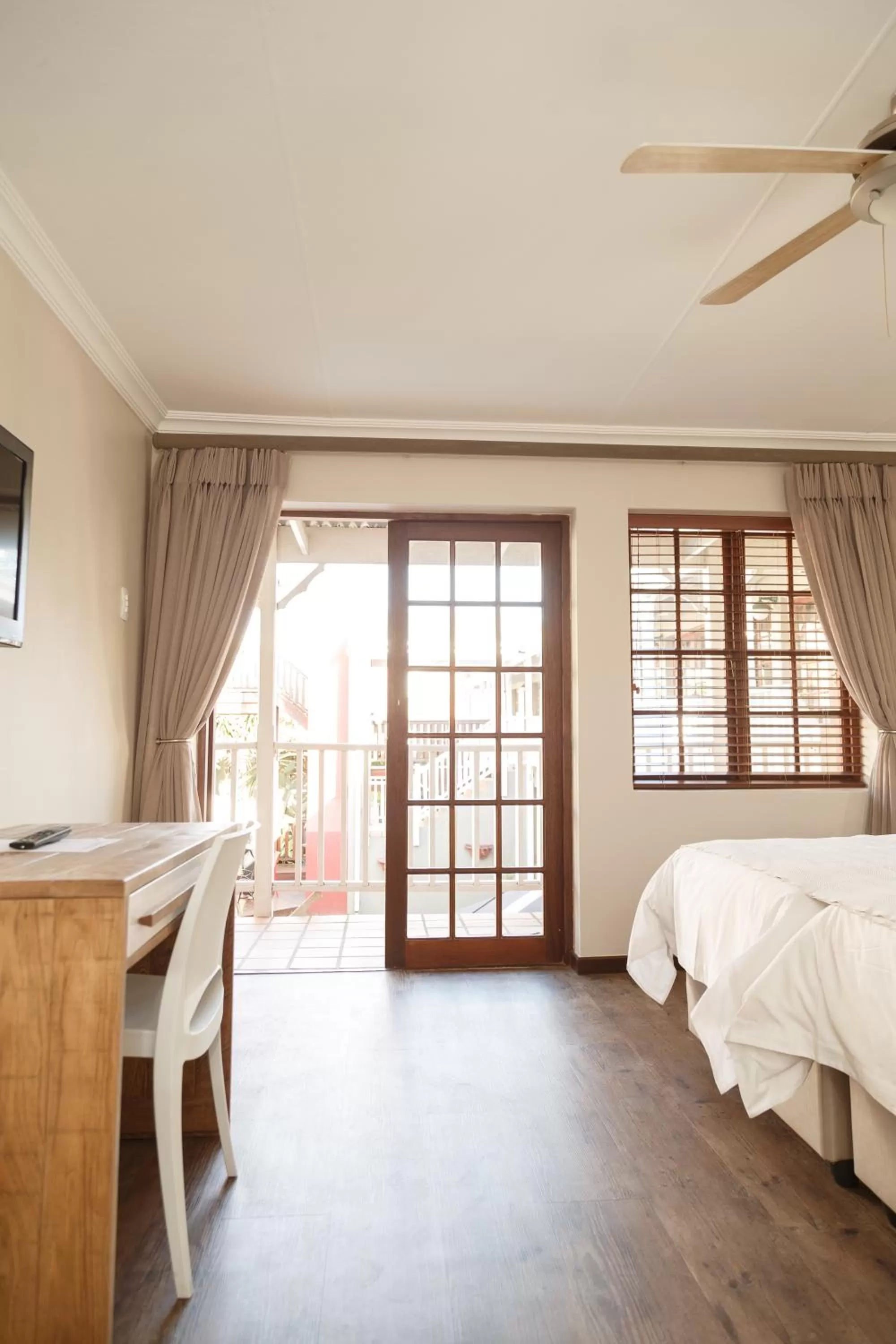 Pool view, Bed in Loerie Guest Lodge