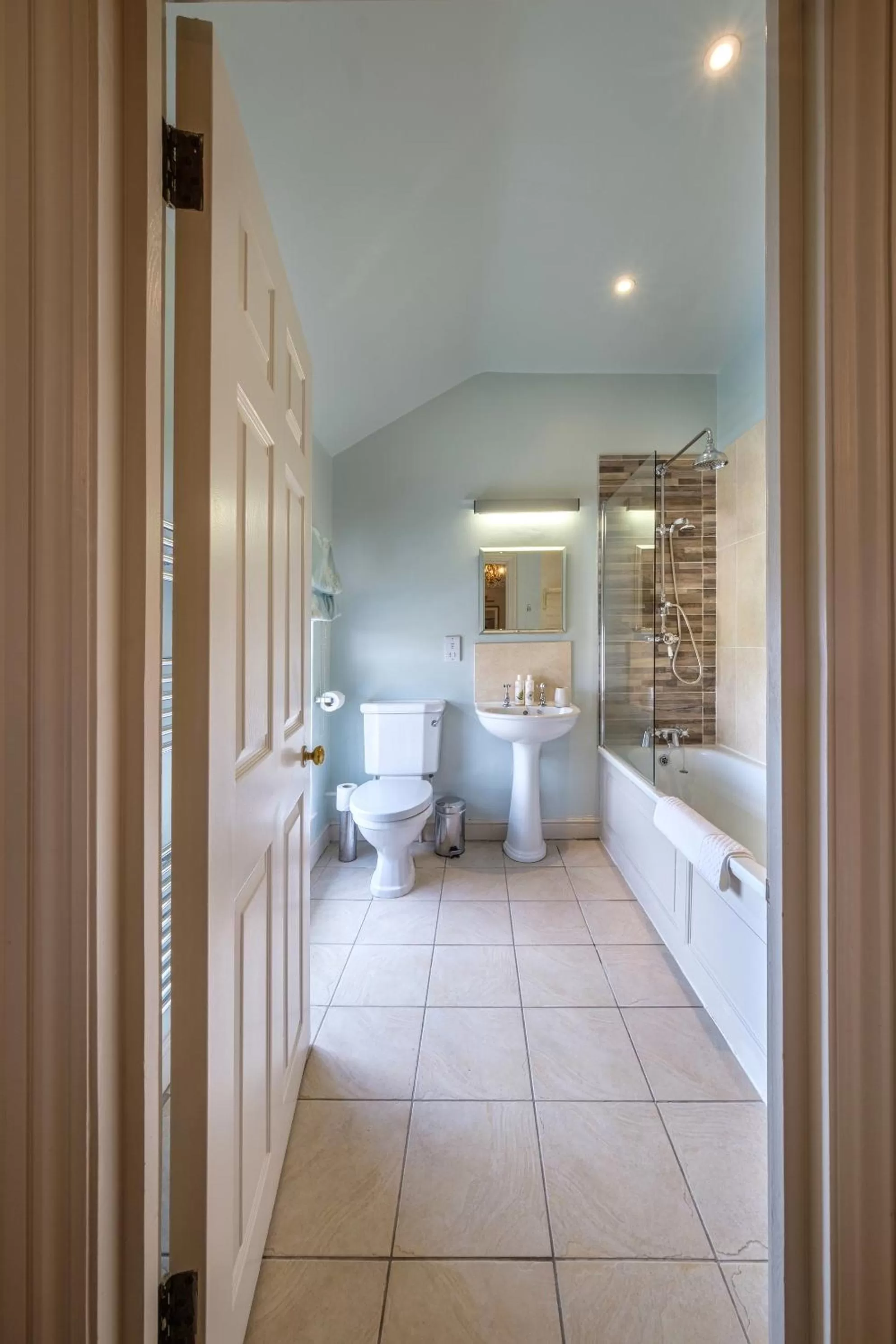 Shower, Bed in The Black Lion, Long Melford