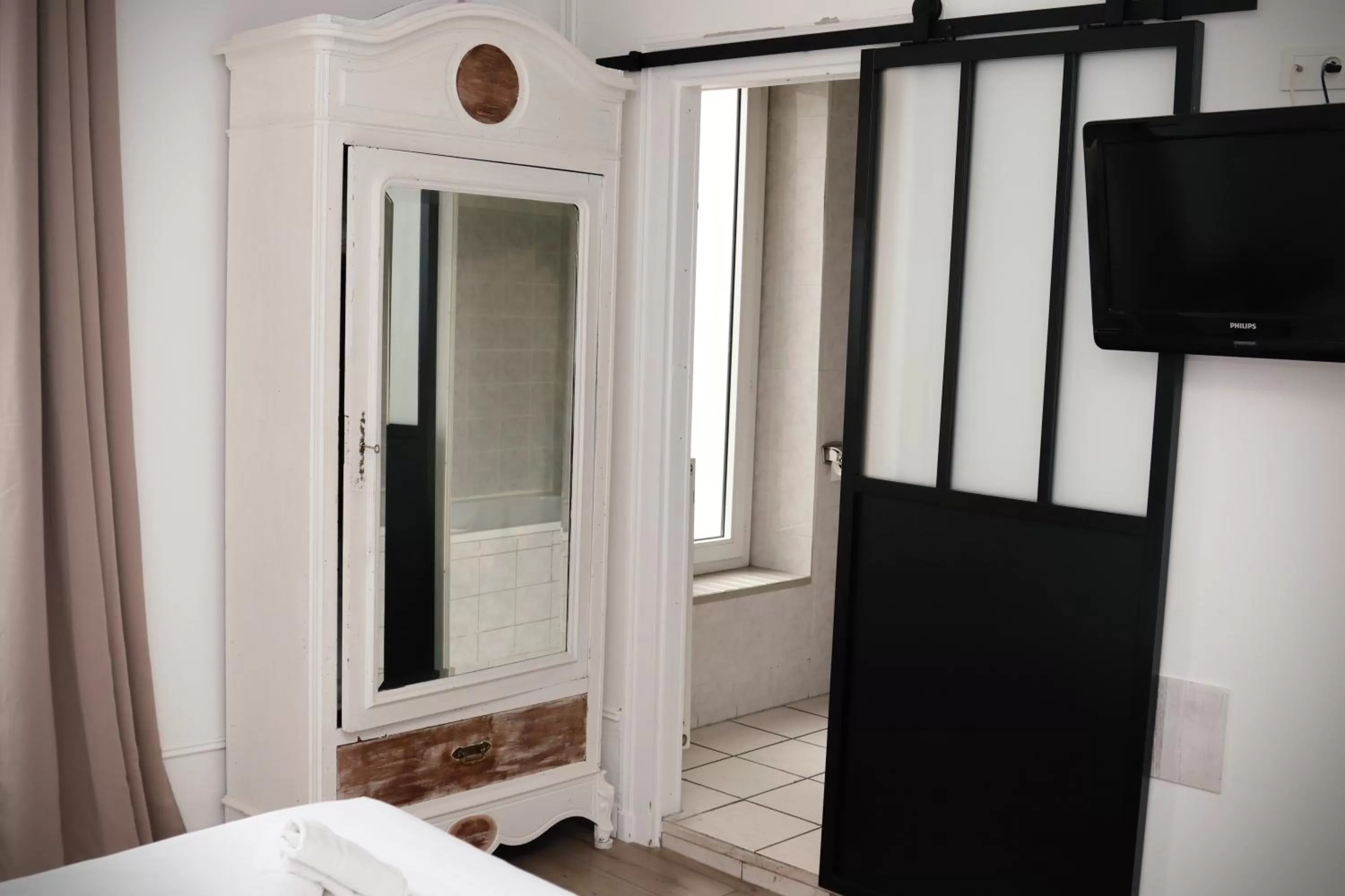 Communal lounge/ TV room, TV/Entertainment Center in Hôtel & Restaurant Le Patio VICHY