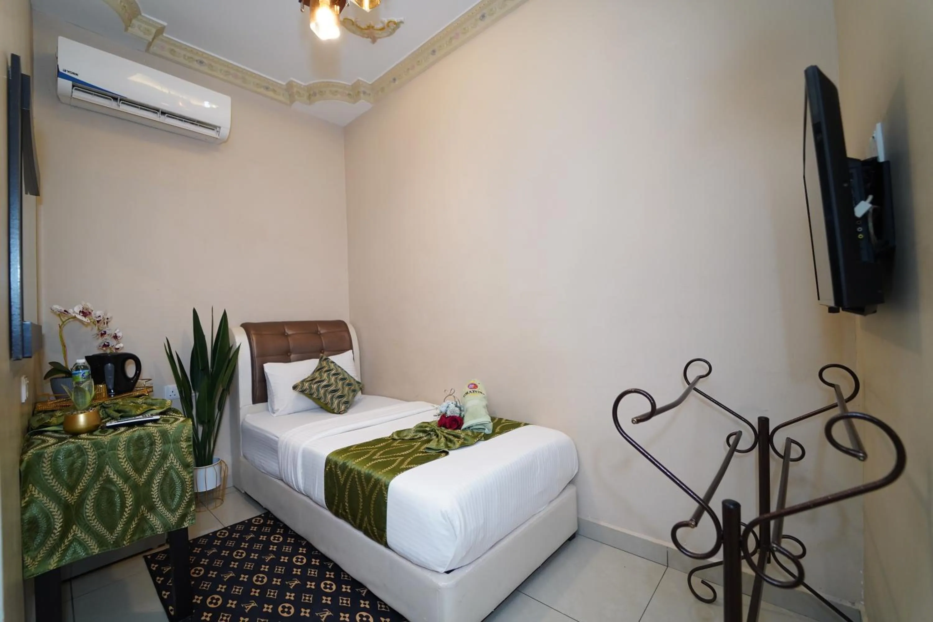 Bed in Ghazrin's Classic Hotel JB