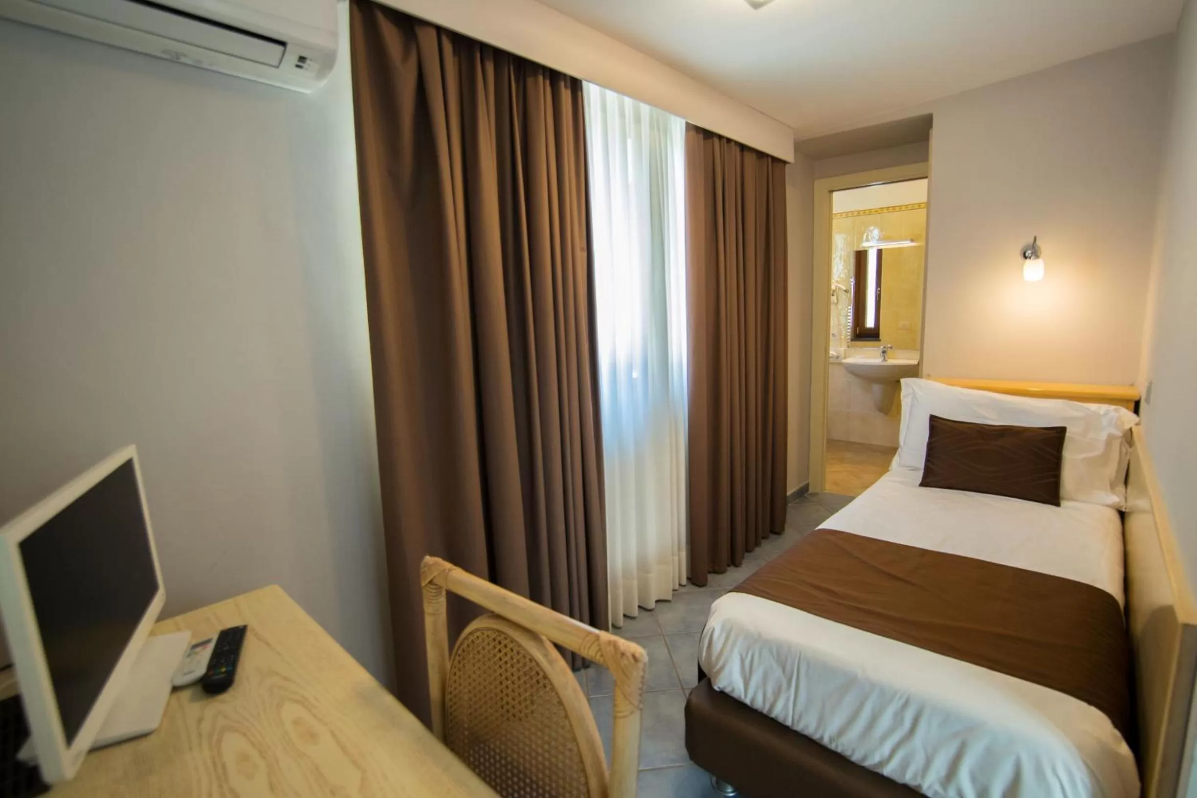 Shower, Bed in Hotel Soleluna