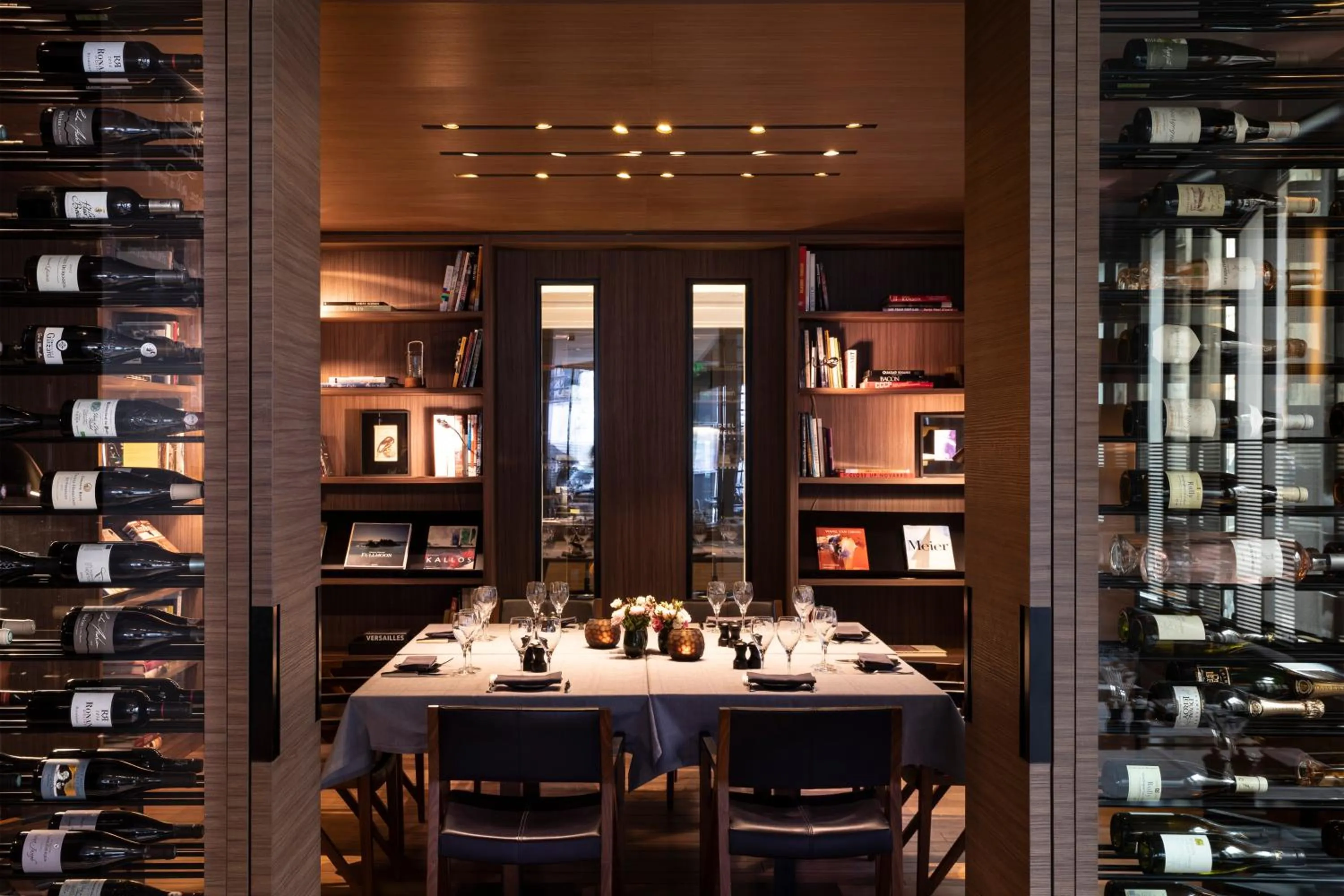 Library in Hotel de Nell