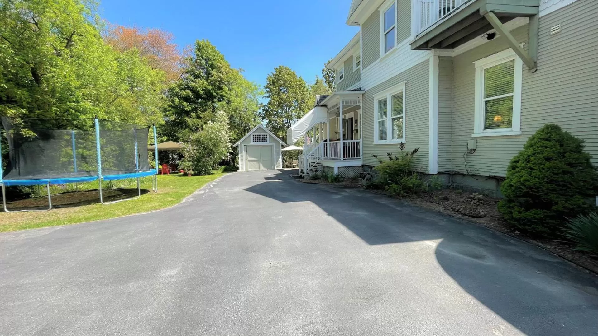 Spring, Property Building in BNB Maison Drew