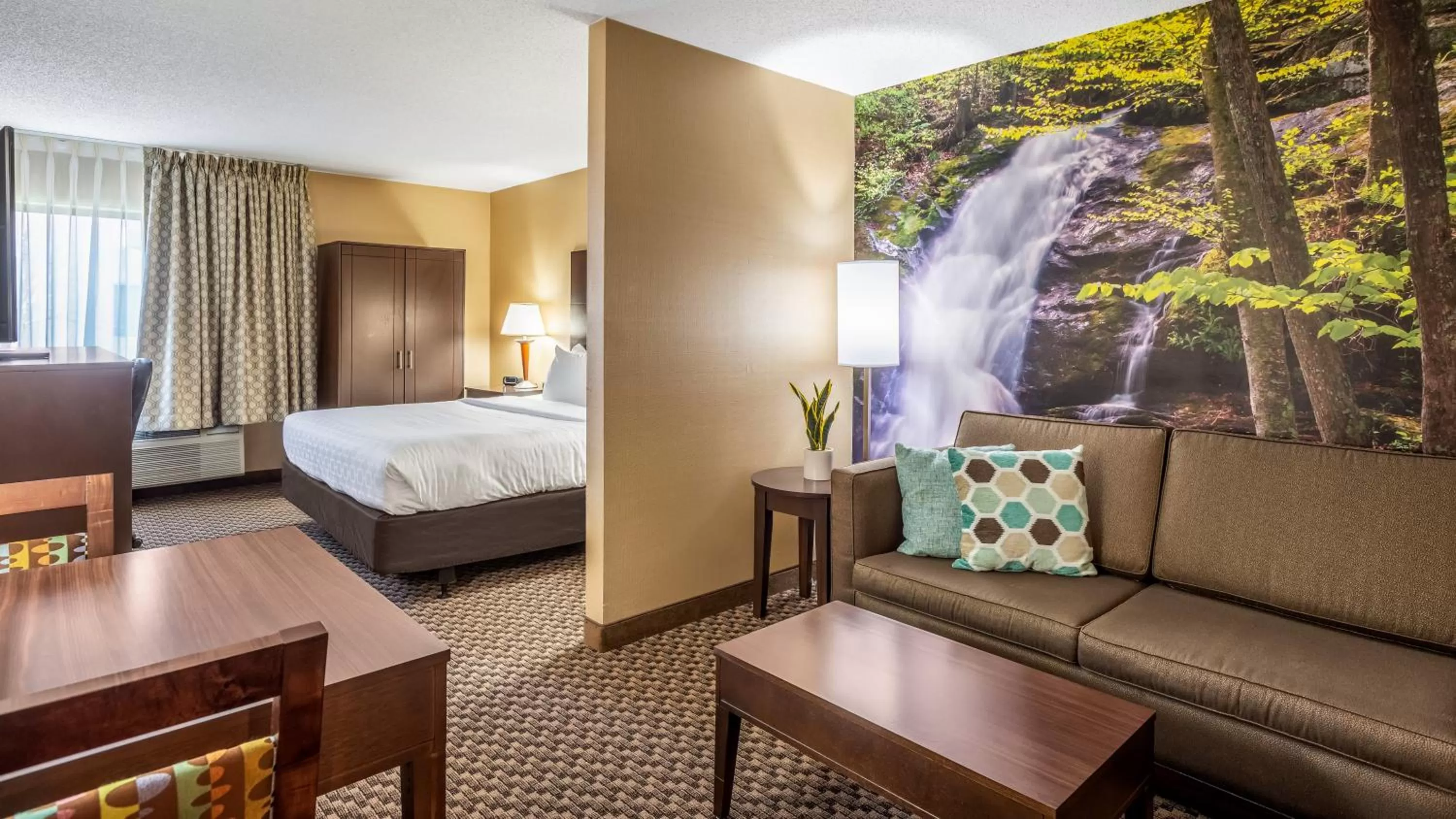 Photo of the whole room, Bed in Clarion Pointe Harrisonburg