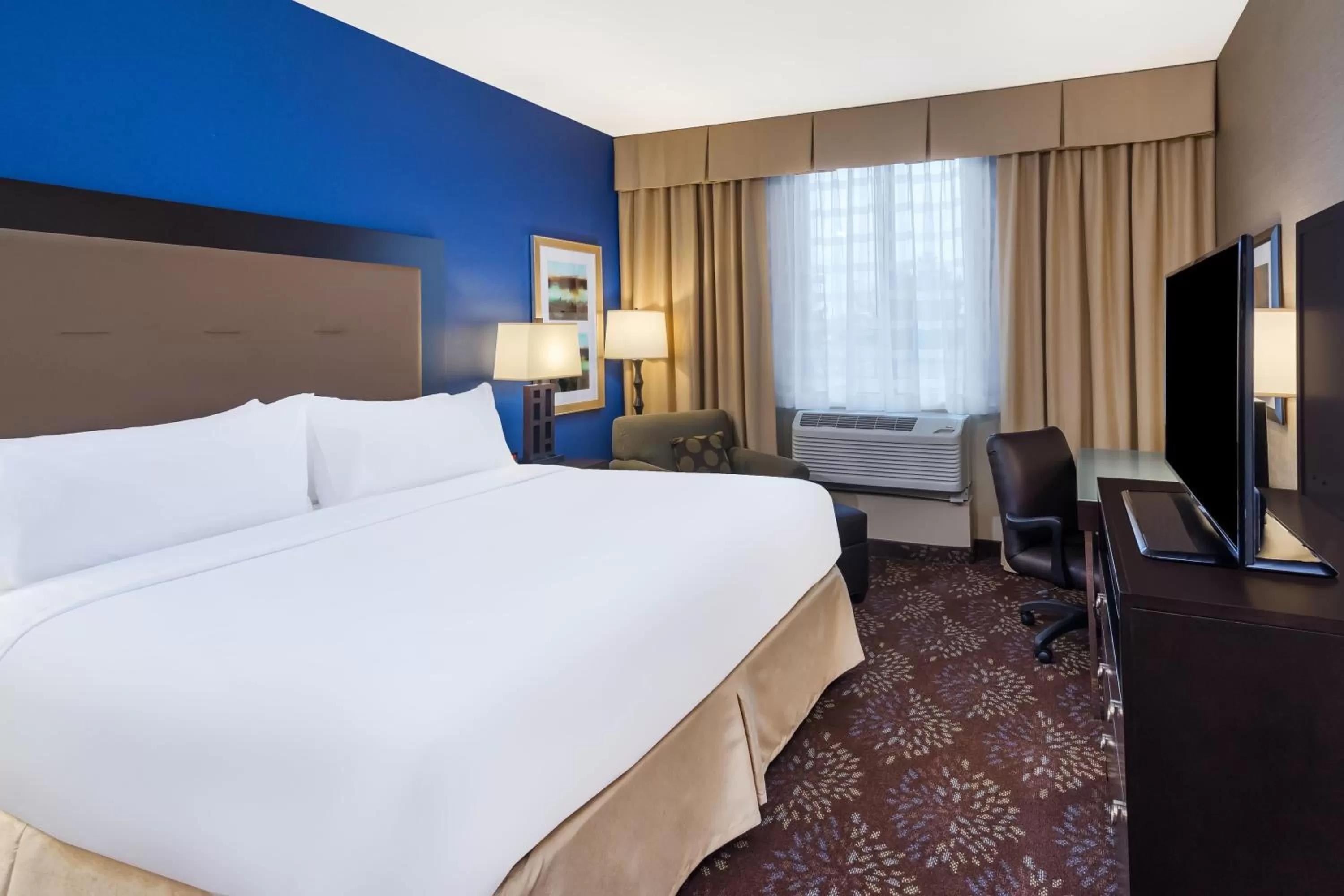 Photo of the whole room, Bed in Holiday Inn - Terre Haute by IHG