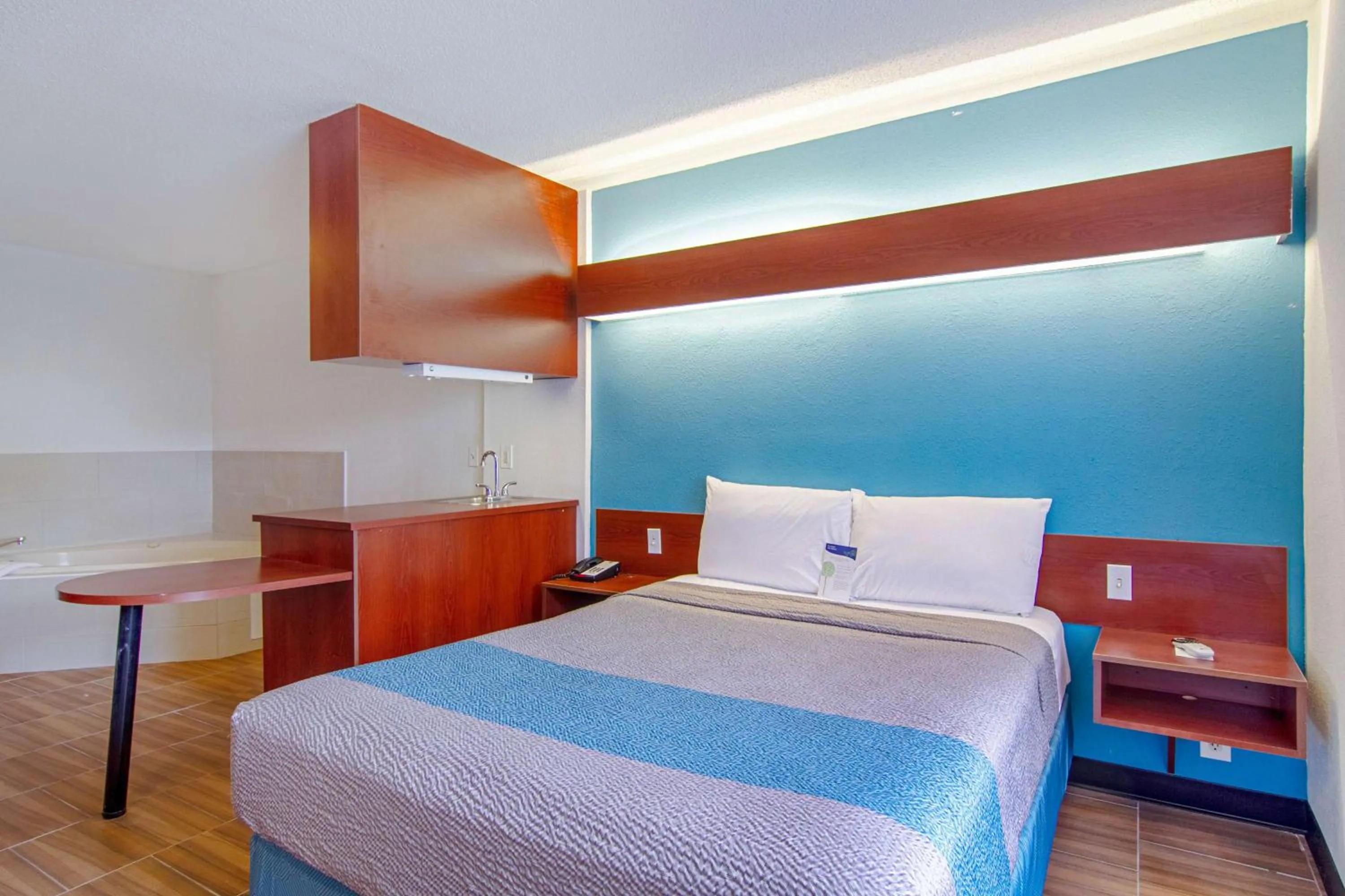 Spa and wellness centre/facilities, Bed in Americas Best Value Inn & Suites Brunswick