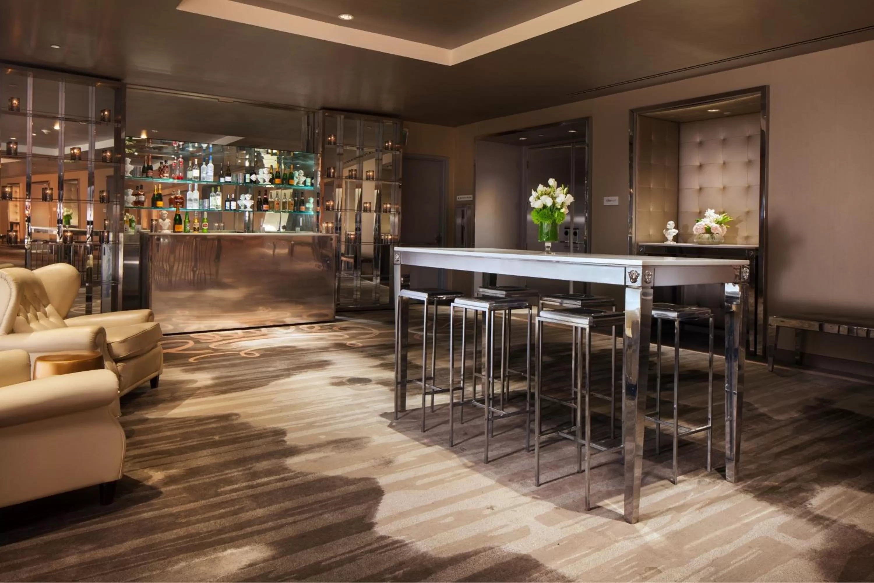 Lounge or bar in SLS Hotel, a Luxury Collection Hotel, Beverly Hills