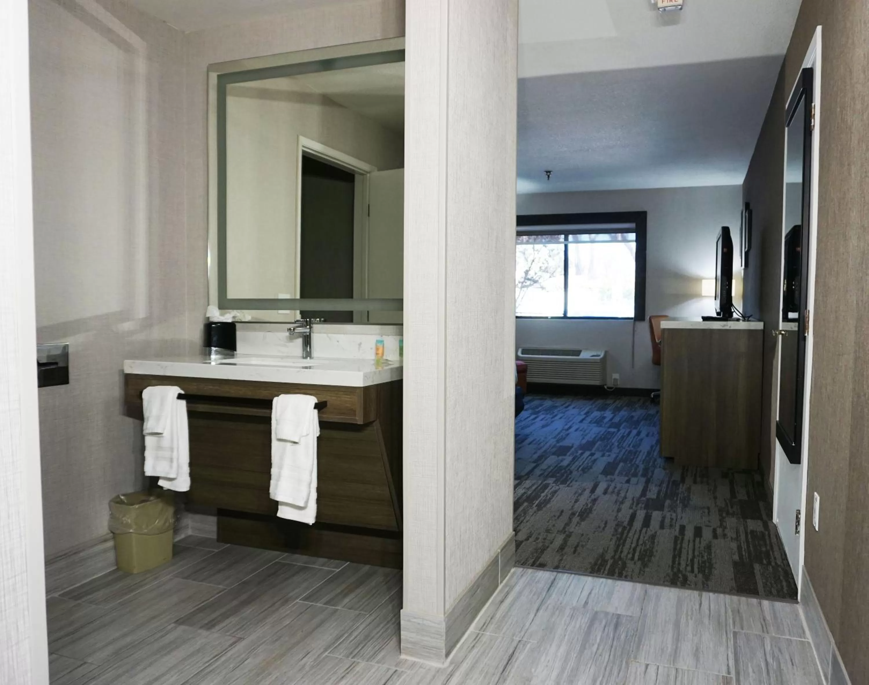 Toilet, Bathroom in Modesto Hotel - Gateway to Yosemite